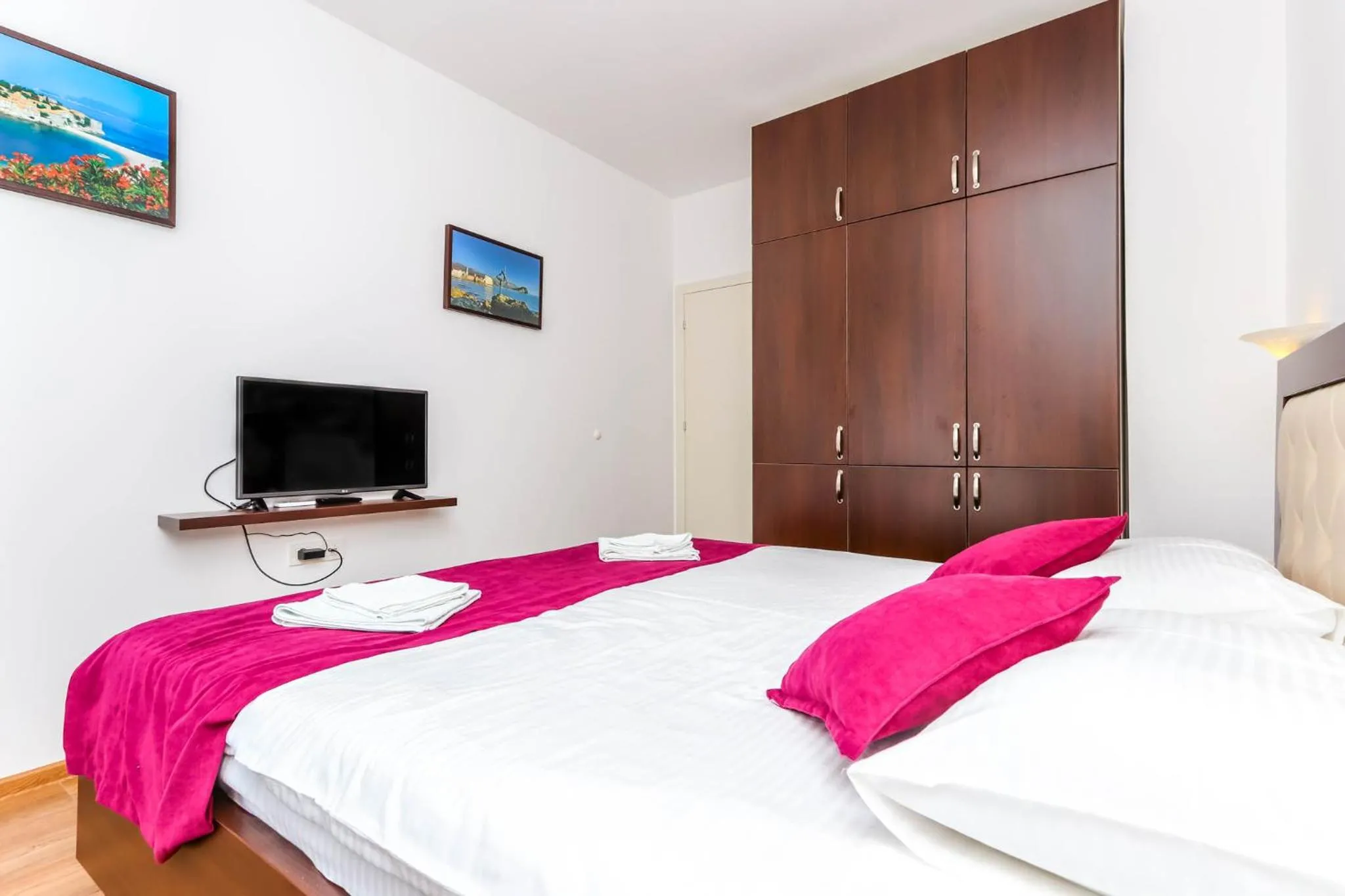 Bedroom, Bed in Aqua Breeze Apartments