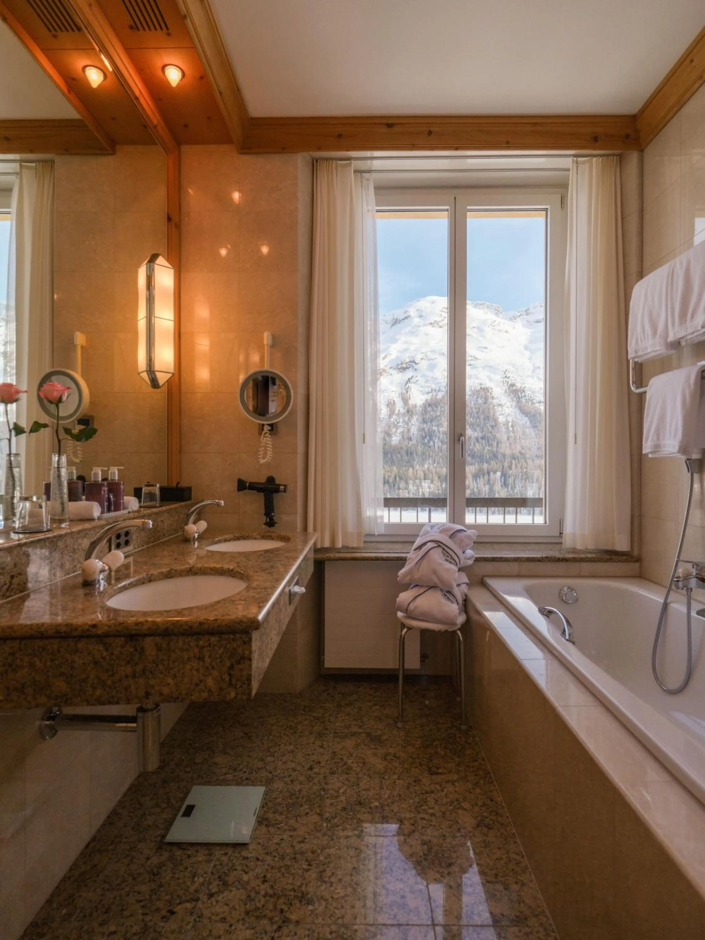 Shower, Bed in Kulm Hotel St. Moritz