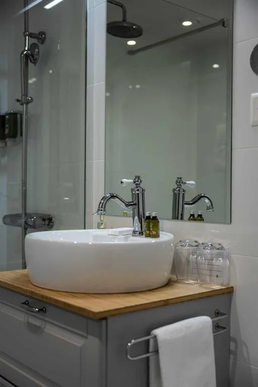 Shower in Hotel Regina