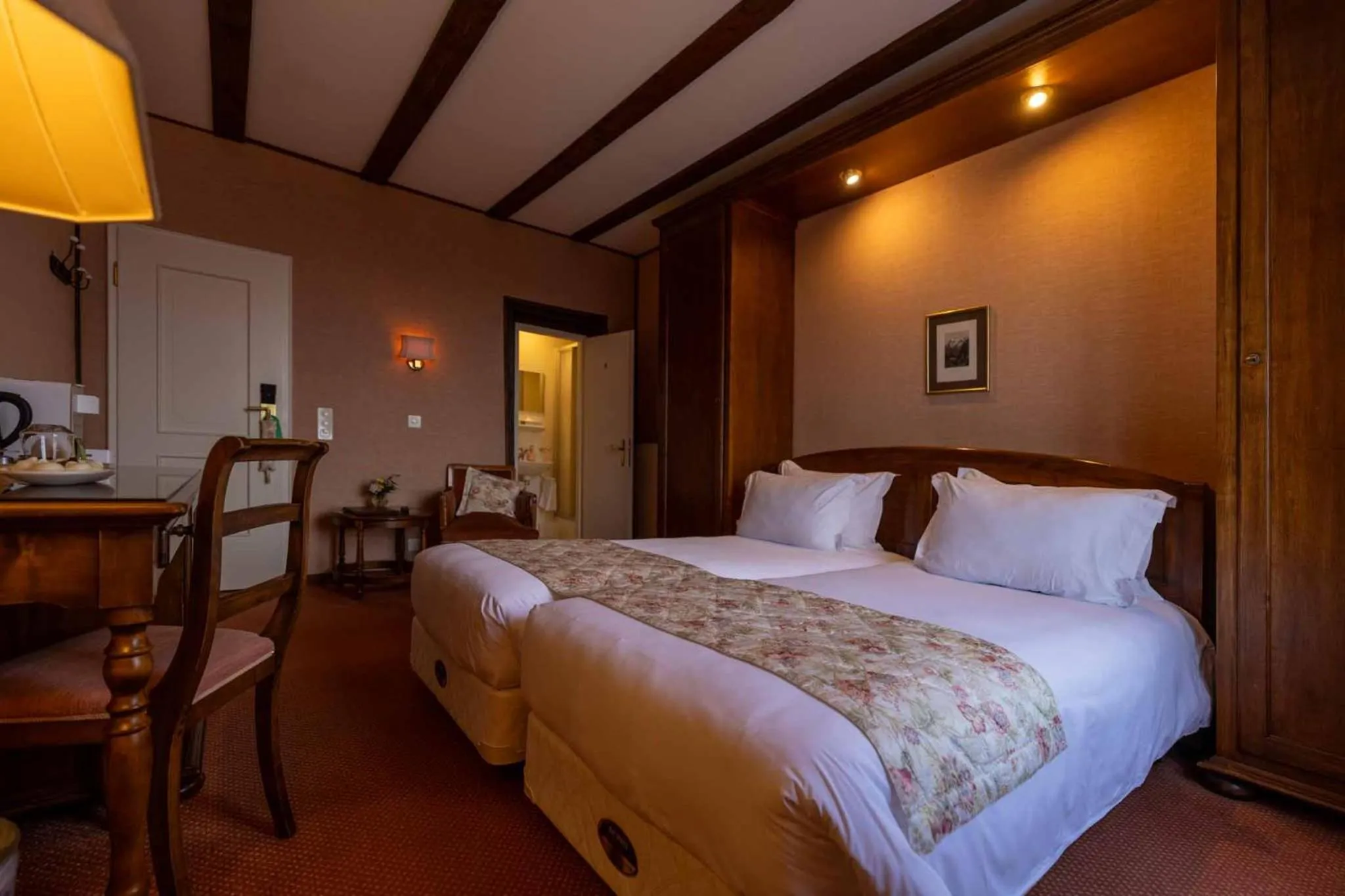 Shower, Bed in Hotel Regina