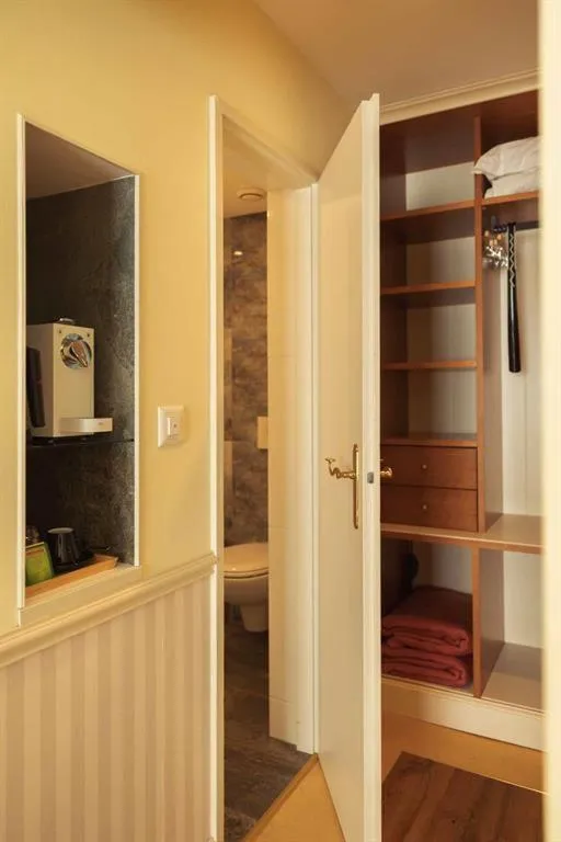 Toilet in Hotel Regina