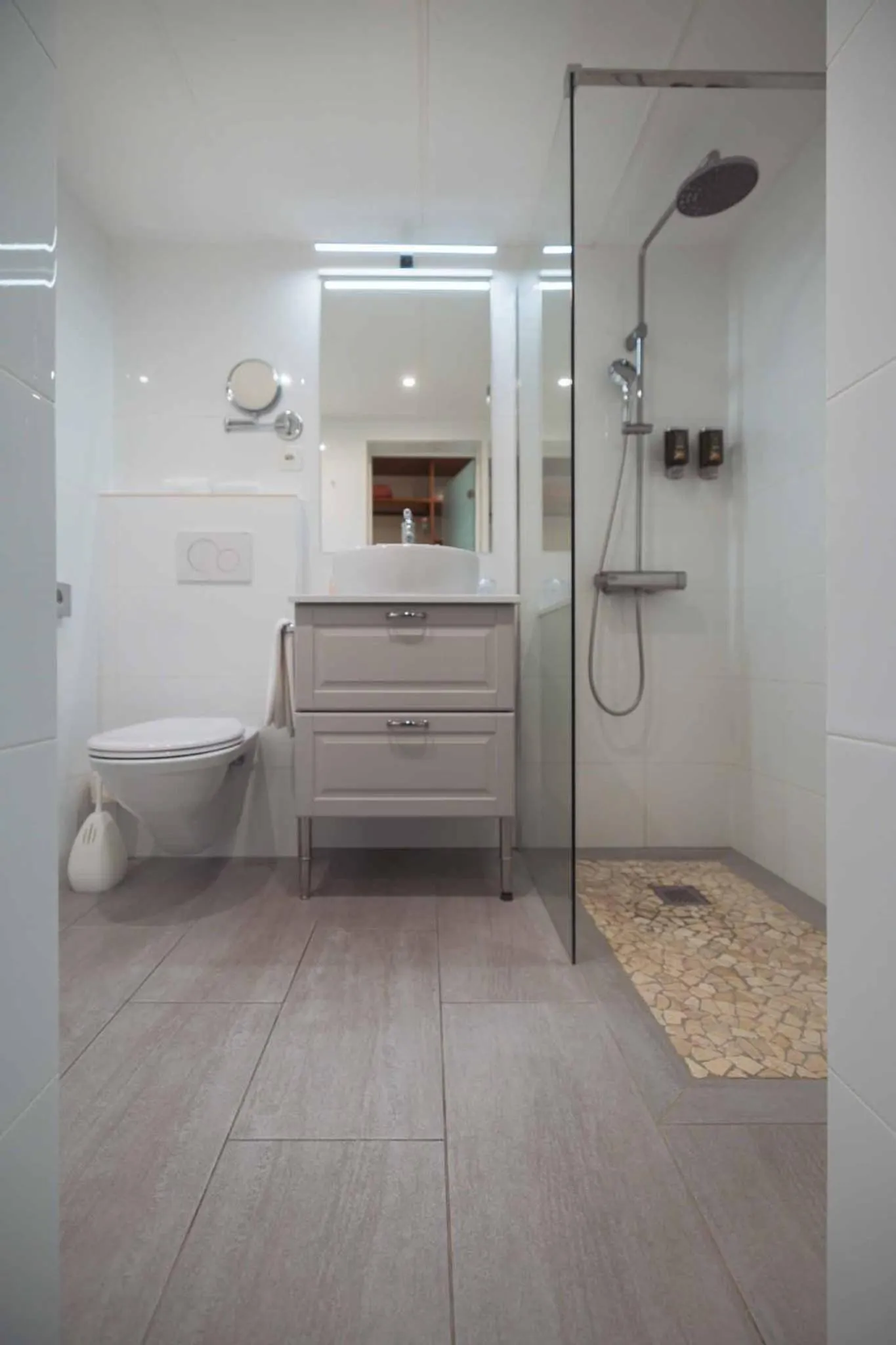 Shower in Hotel Regina