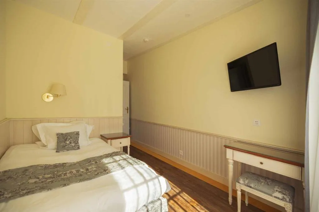 Patio, Bed in Hotel Regina