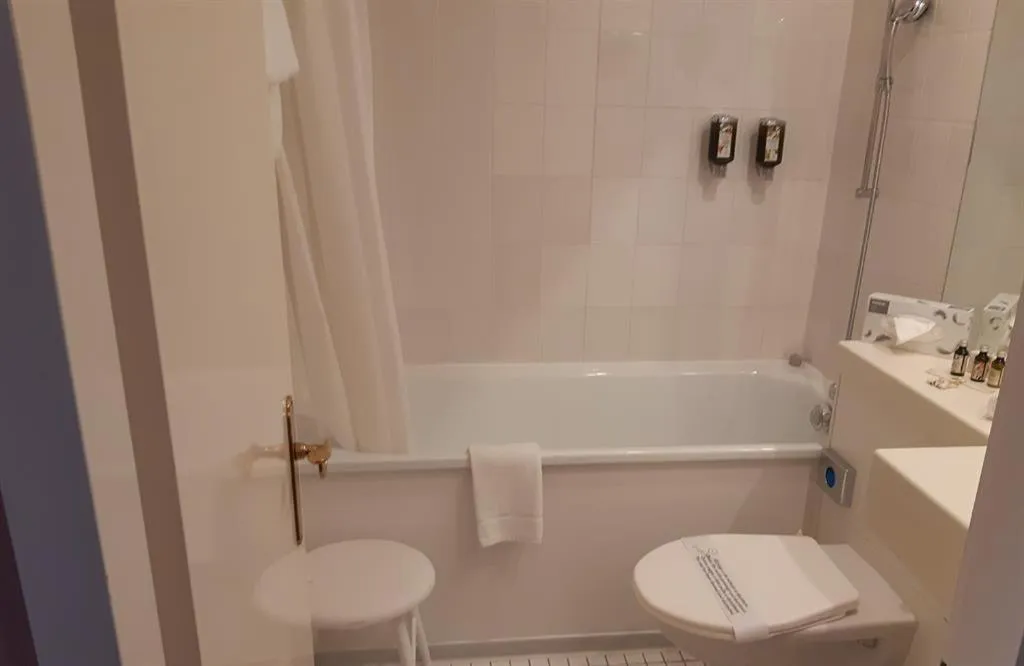 Shower in Hotel Regina