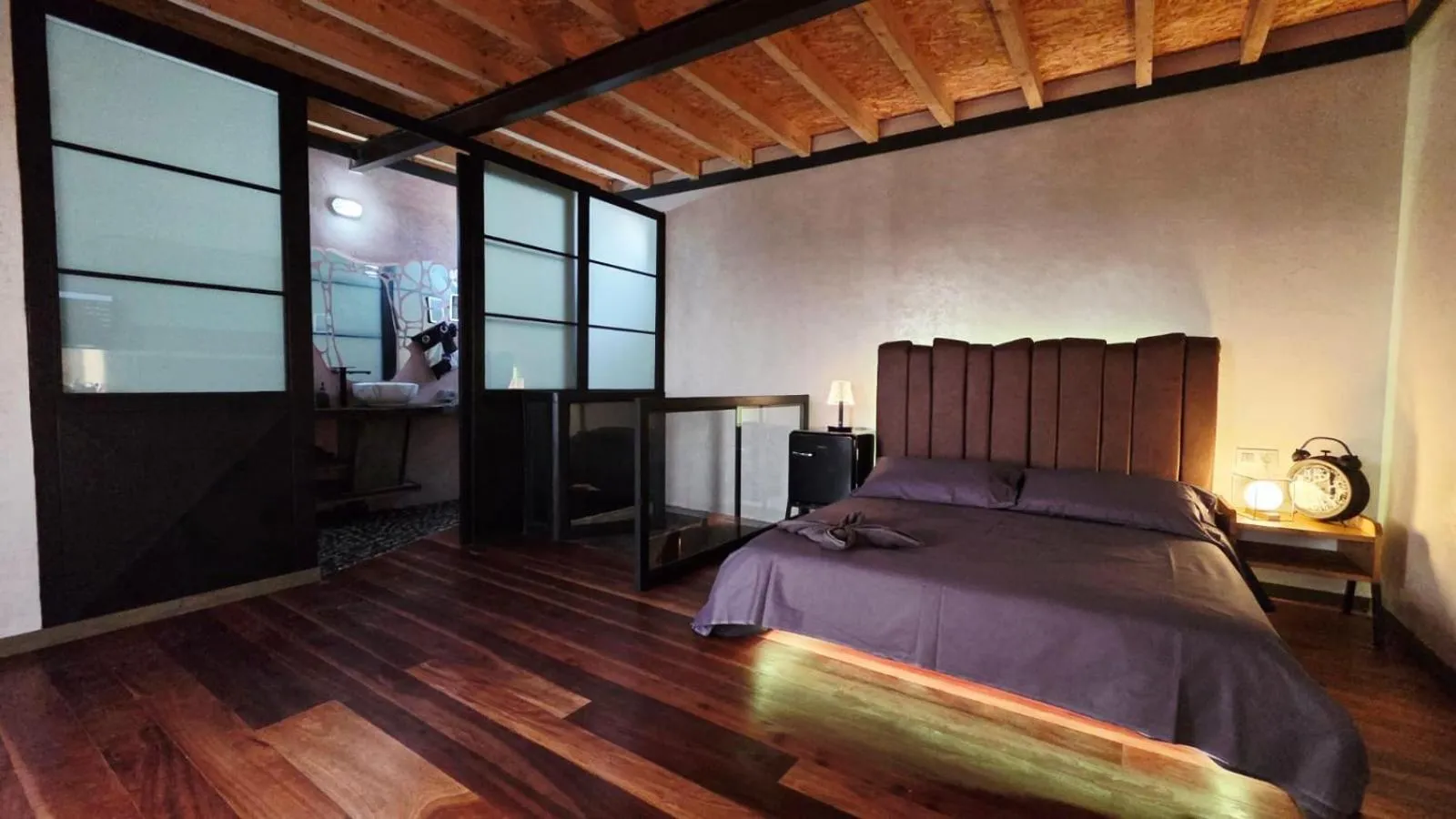 Bedroom, Bed in Ocean Suites