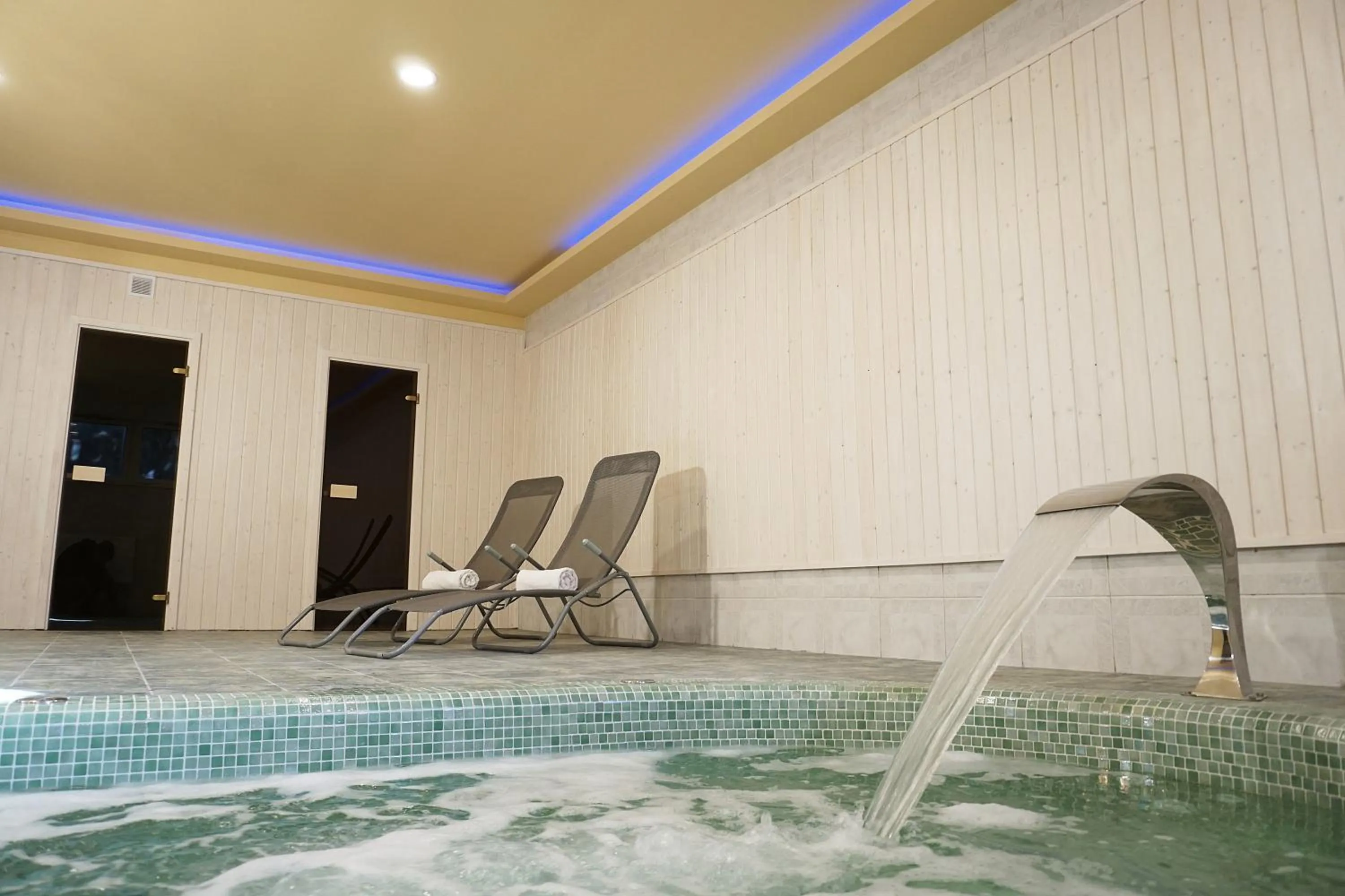 Hot Tub in Anna Panzió & Wellness Siófok
