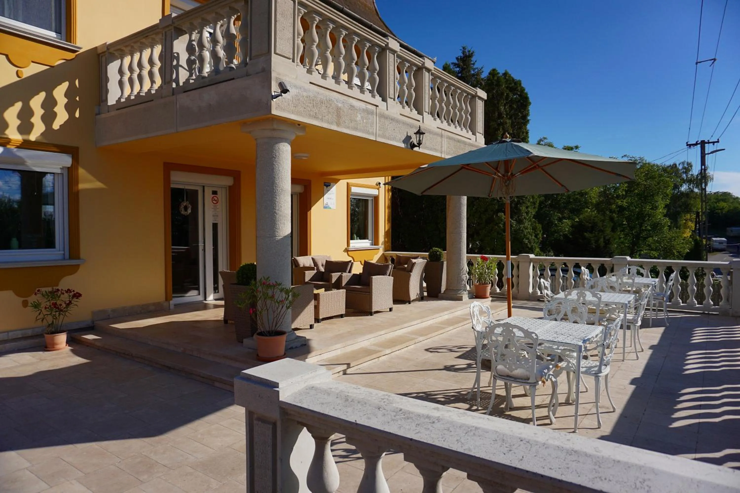 Lounge or bar in Anna Panzió & Wellness Siófok