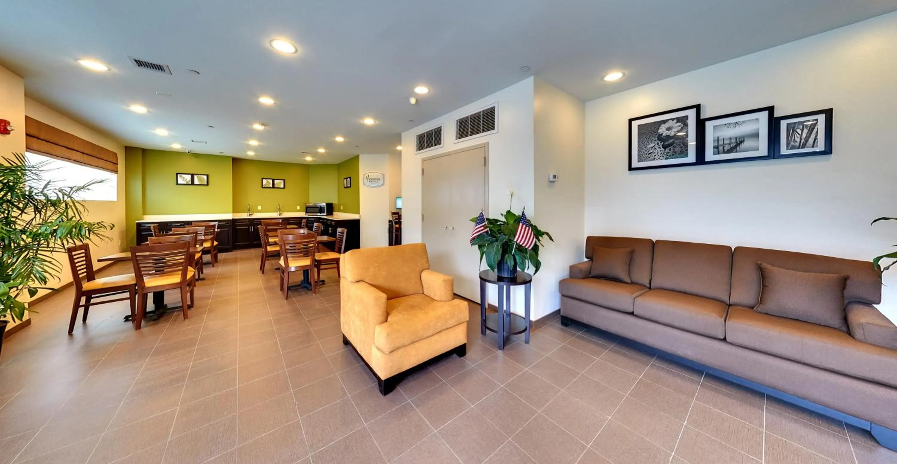 Lounge/Bar in Hillside Hotel