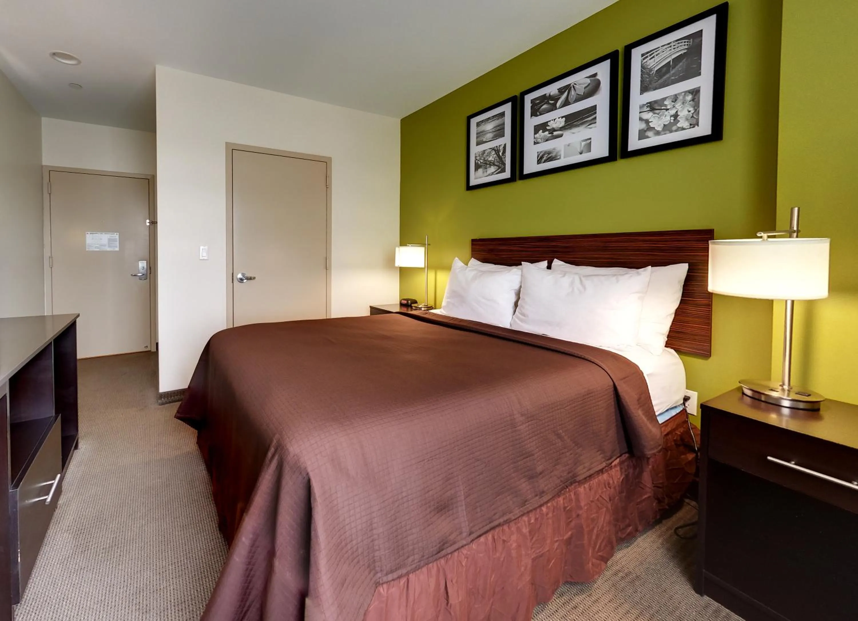 Bed in Hillside Hotel