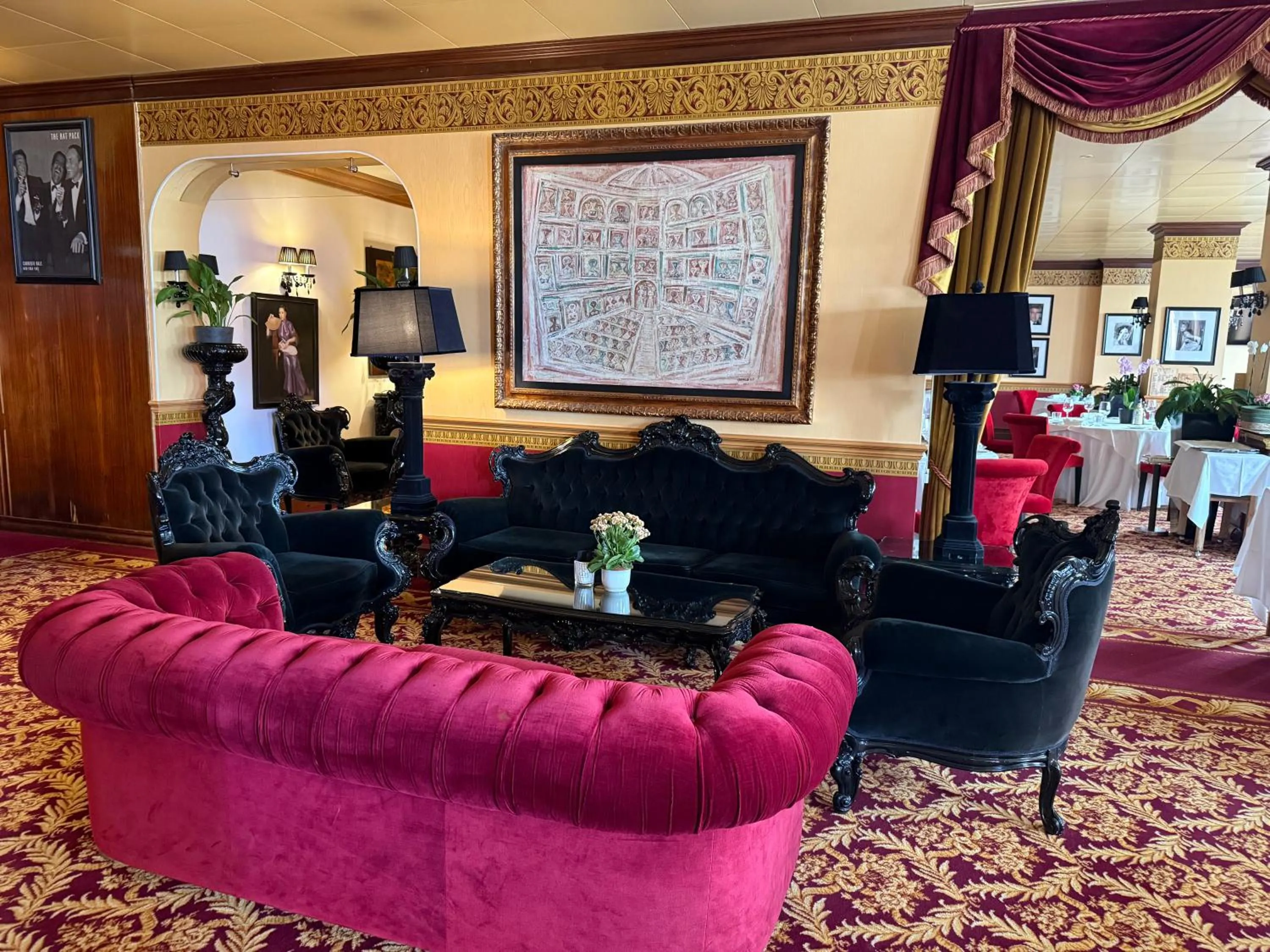 Lounge or bar in Grand Hôtel du Golf & Palace