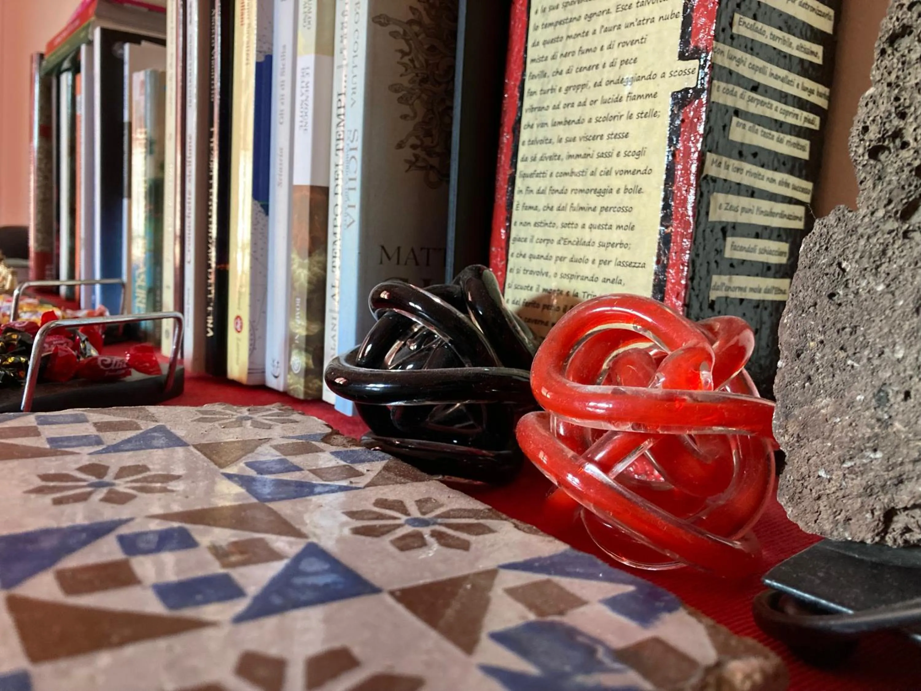 Decorative detail in B&B il rosso e il nero