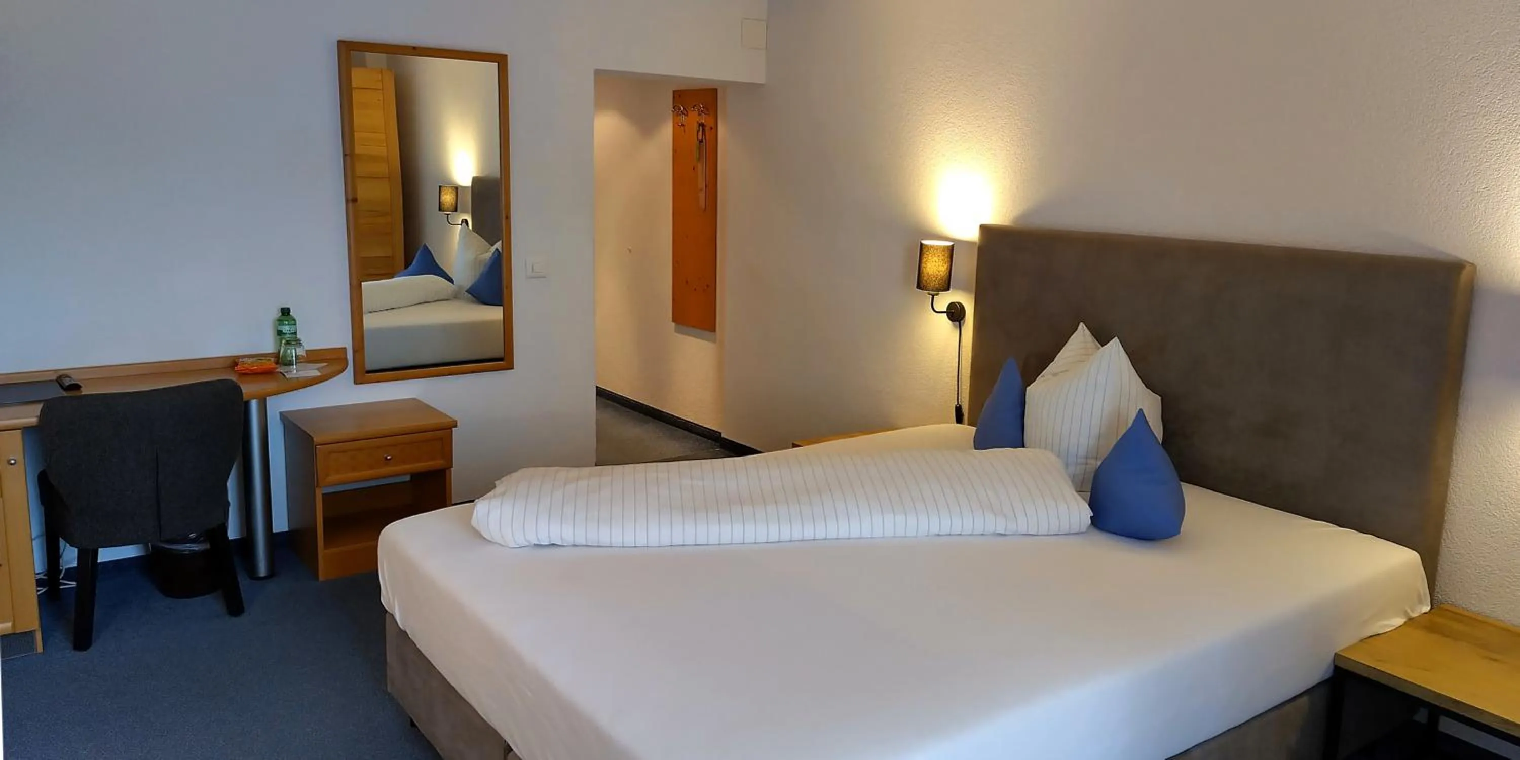 Photo of the whole room, Bed in Hotel-Restaurant Bellevue