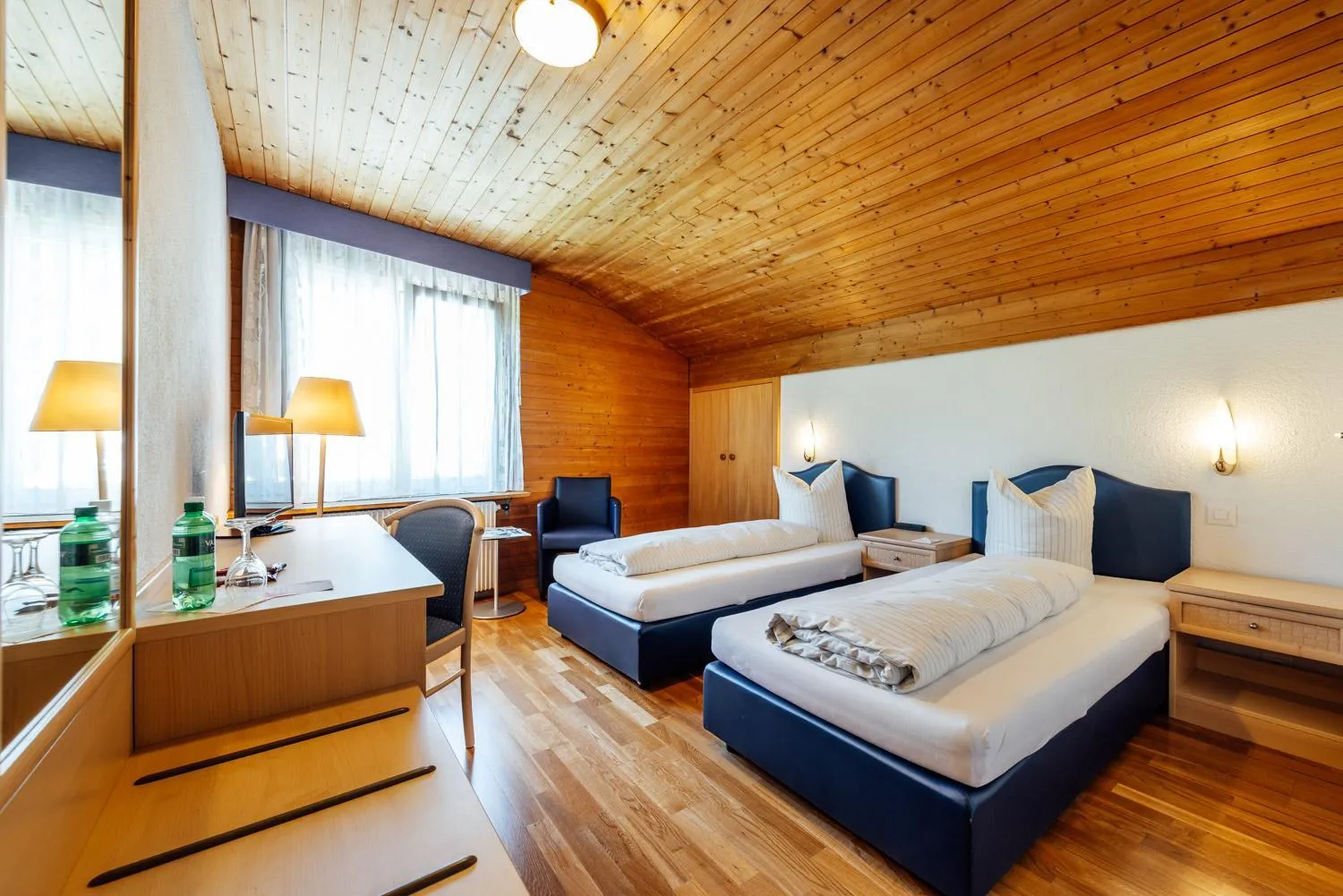 Balcony/Terrace, Bed in Hotel-Restaurant Bellevue