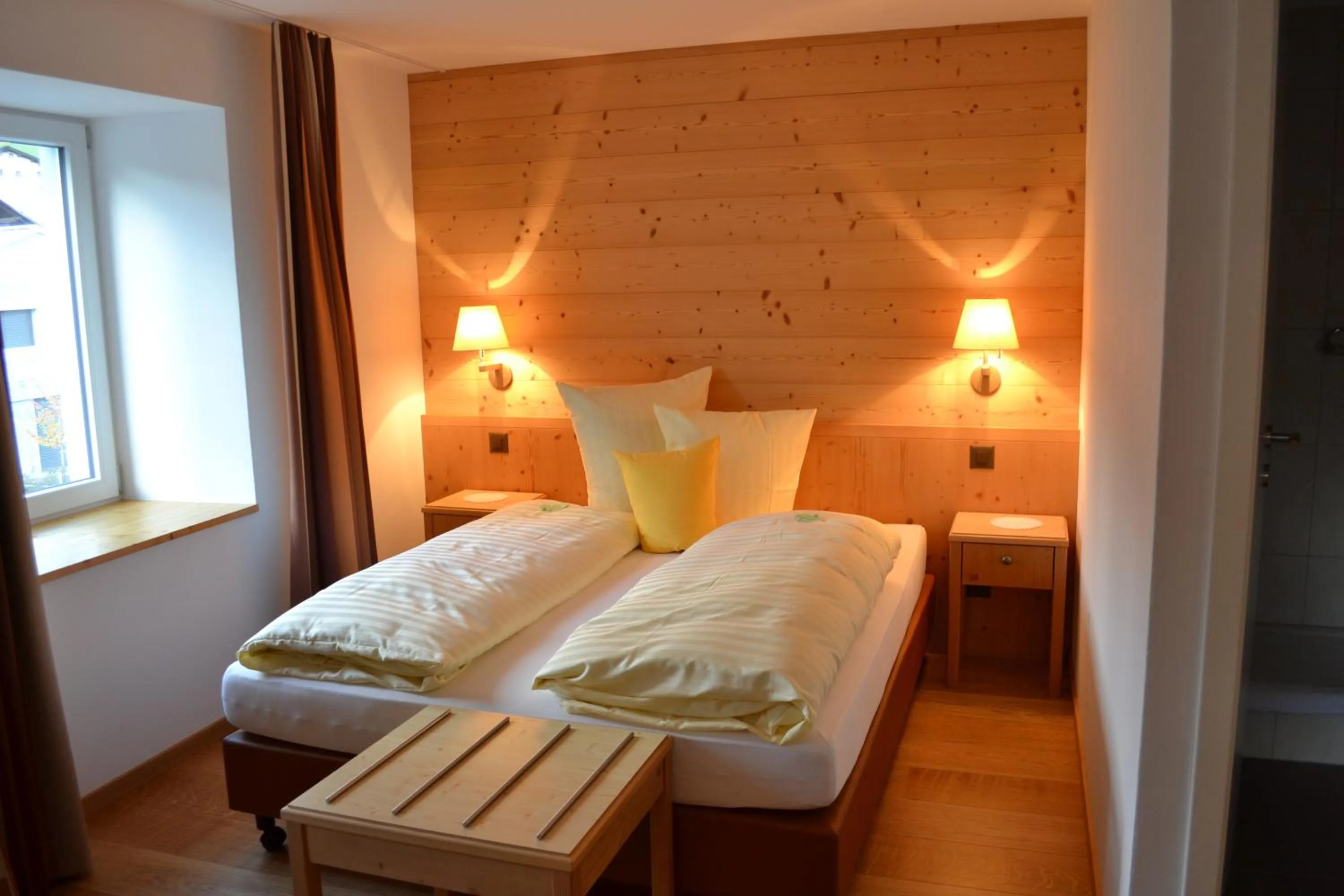 Shower, Bed in Hotel-Restaurant Bellevue