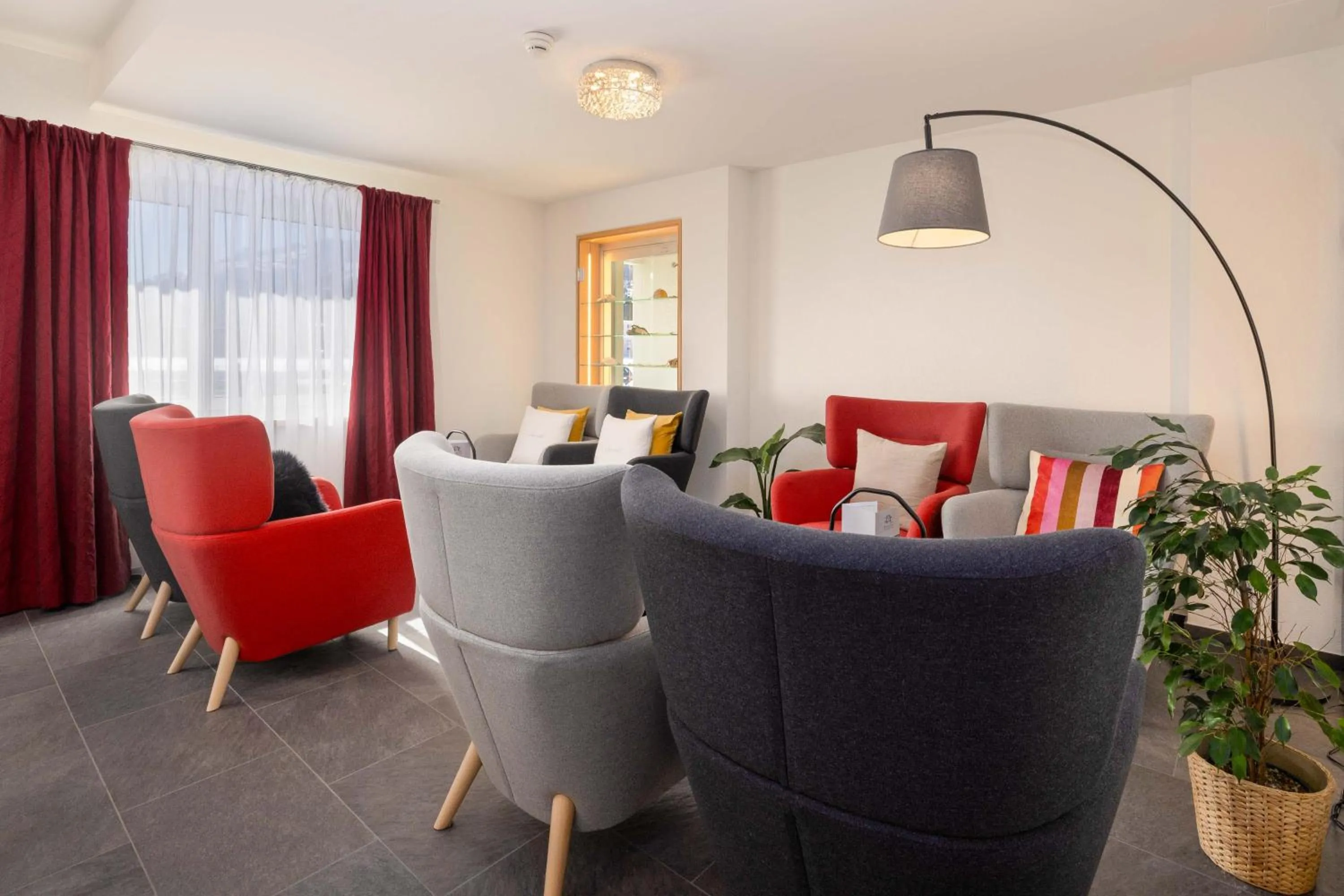 Communal lounge/ TV room in Hotel Sonne St. Moritz 3* Superior