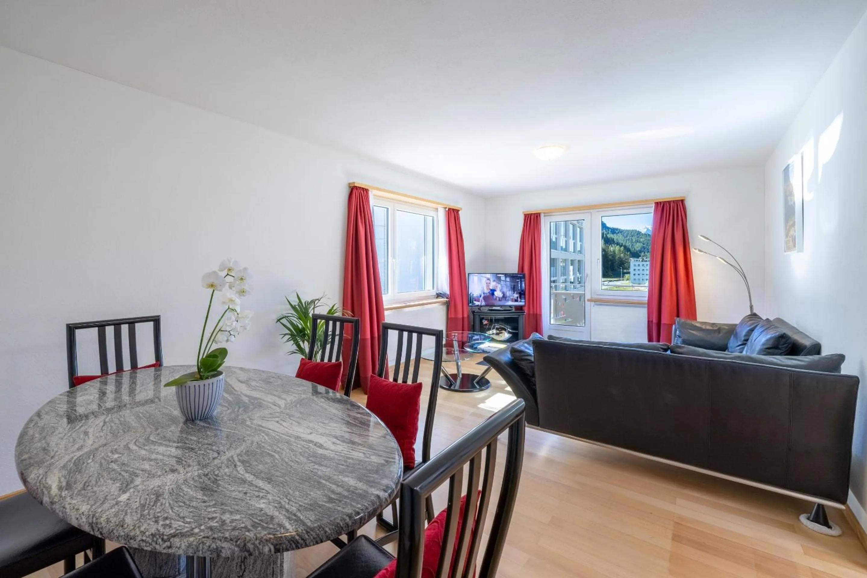 Dining area in Hotel Sonne St. Moritz 3* Superior