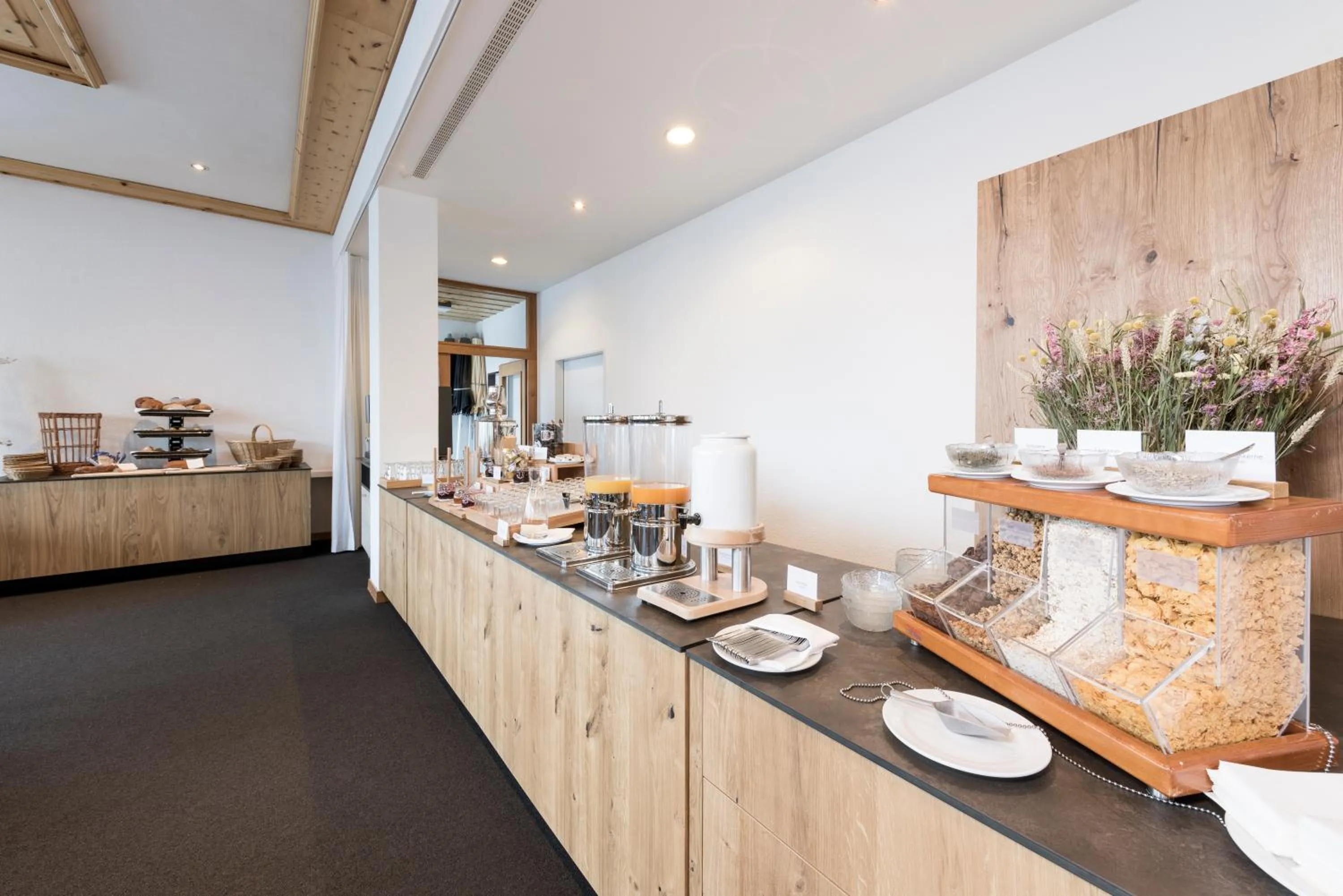 Buffet breakfast in Hostel by Randolins