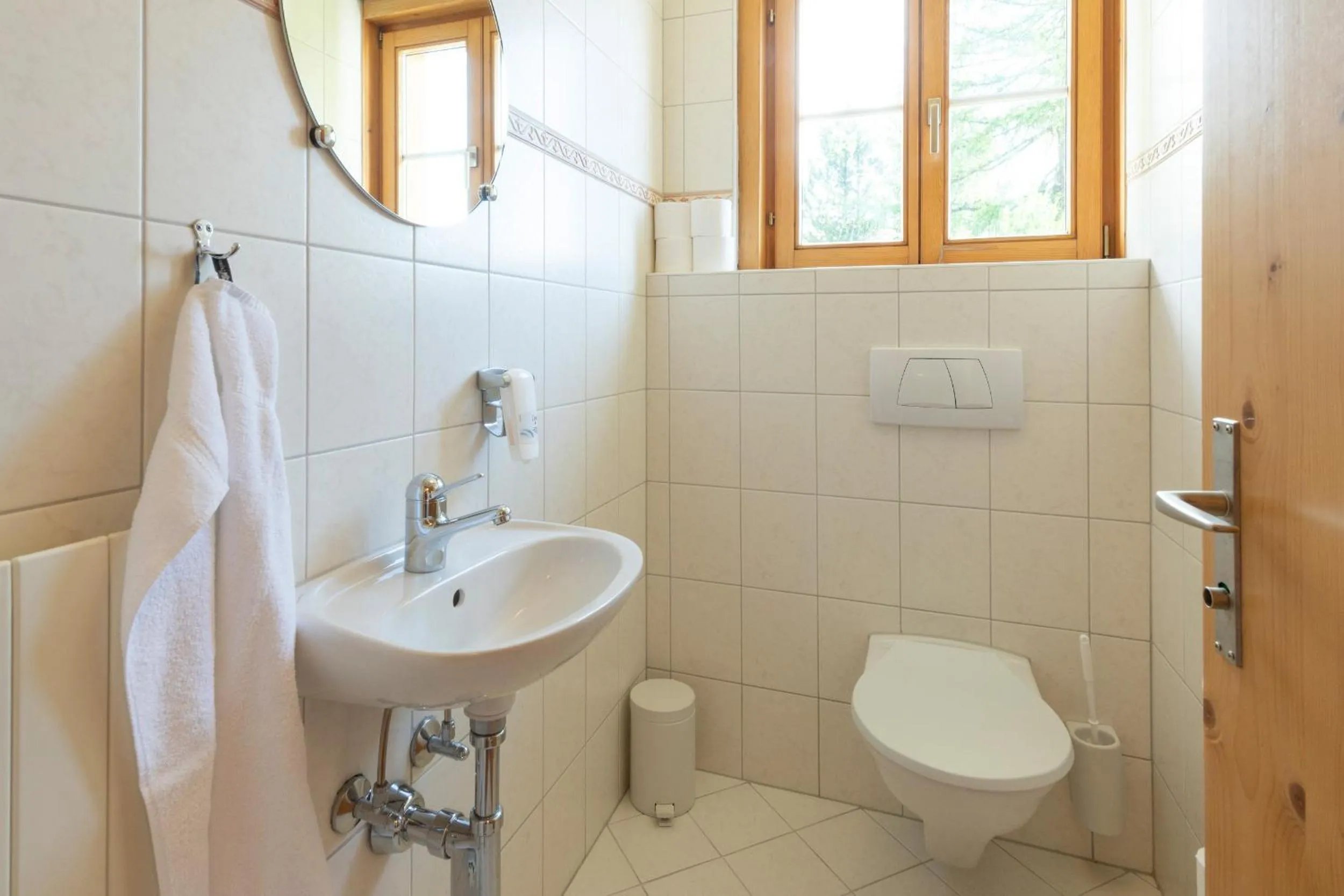 Toilet in Hostel by Randolins