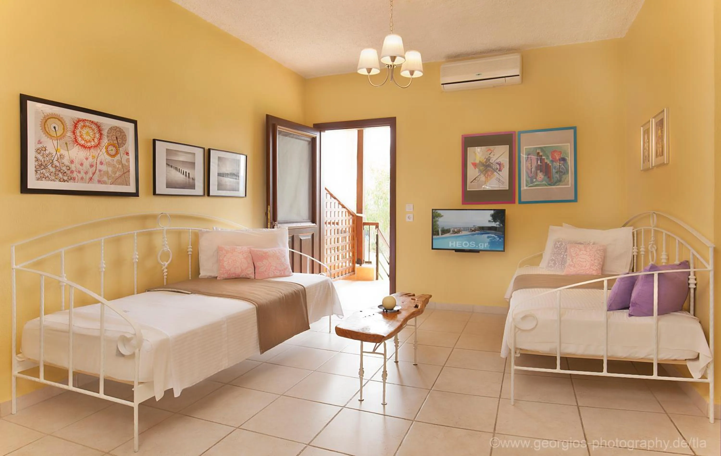 Living room, Bed in Heos Accommodation