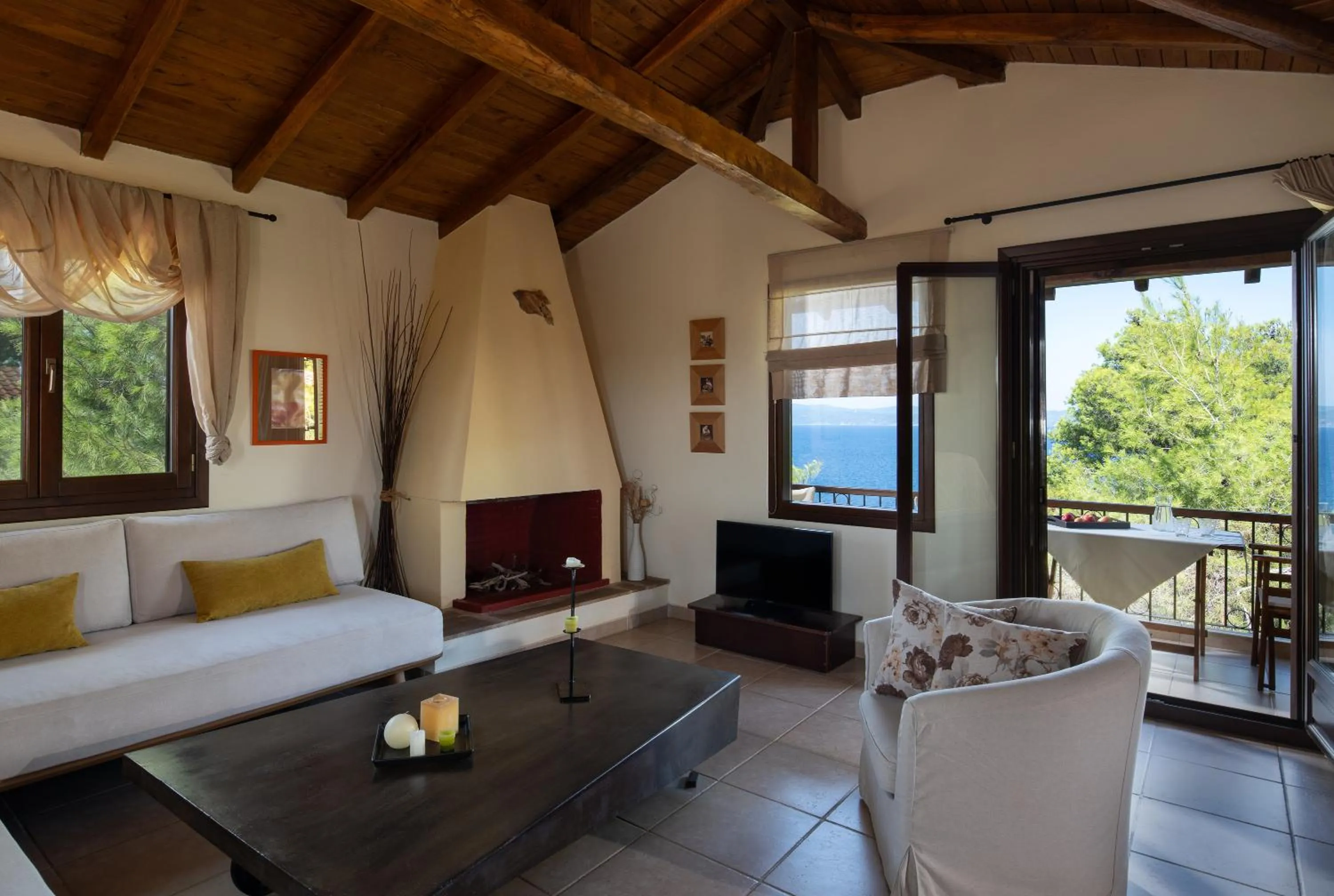 Living room in Heos Accommodation