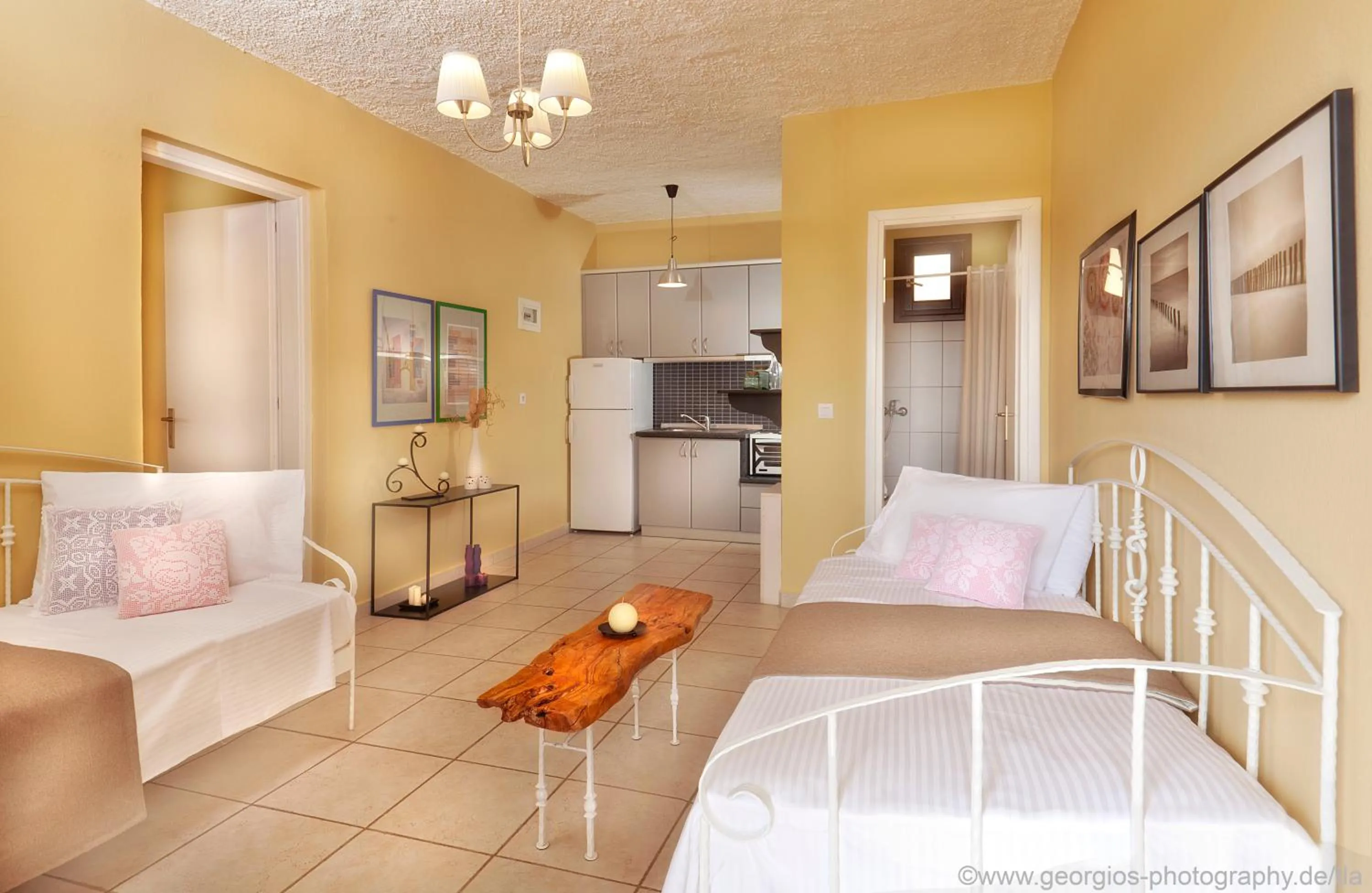 Seating area, Bed in Heos Accommodation