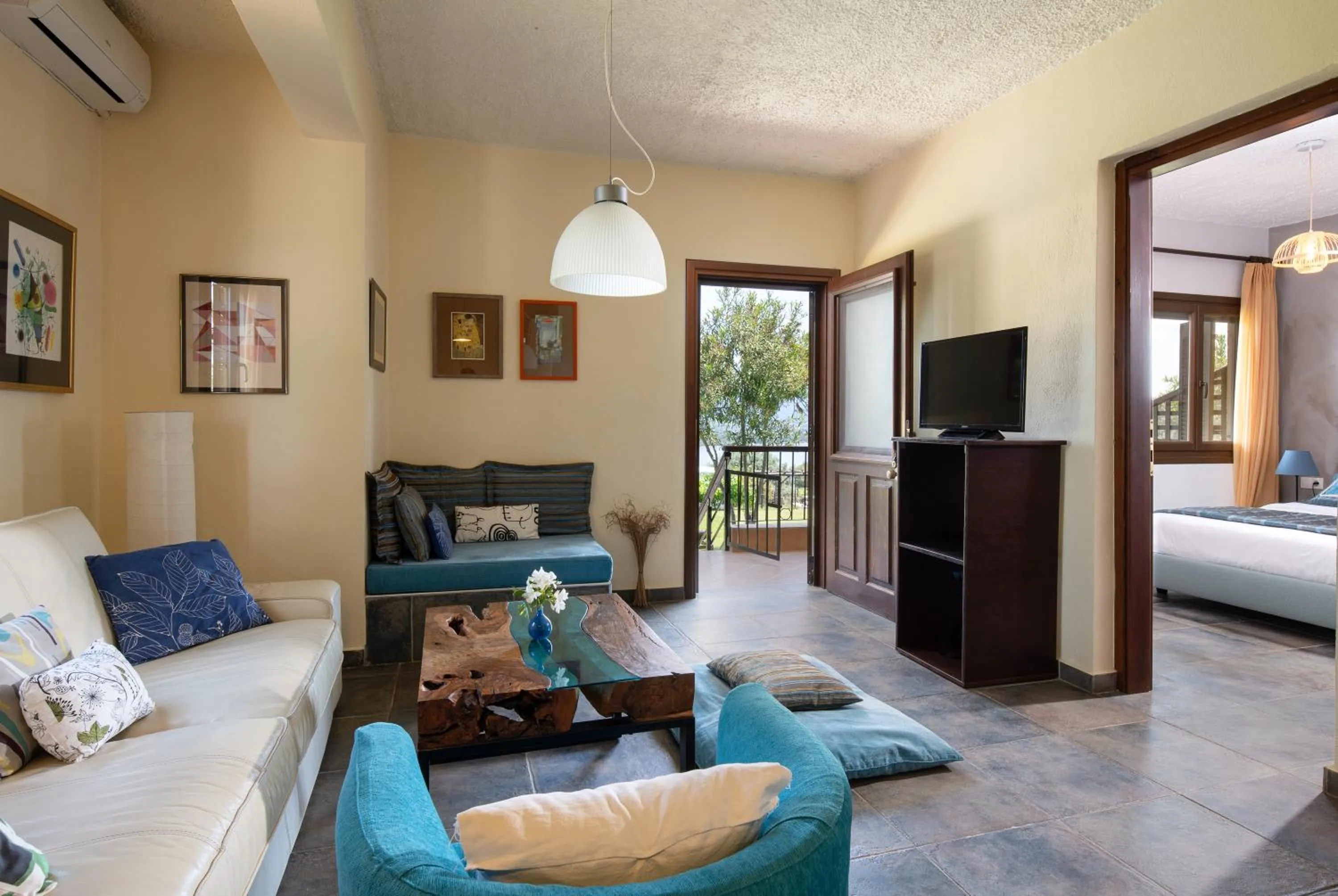 Living room, Bed in Heos Accommodation