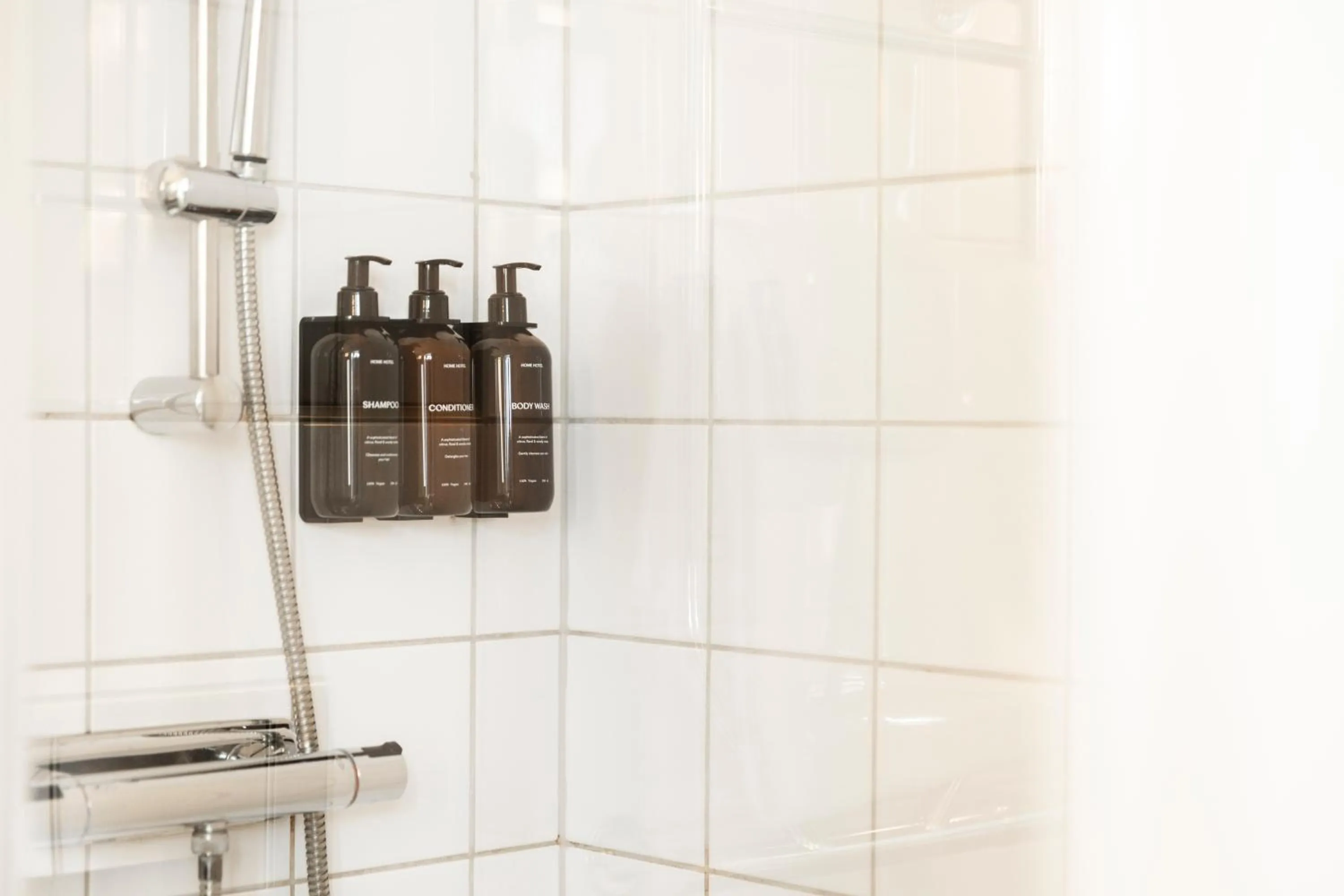 Shower in Home Hotel Tapto