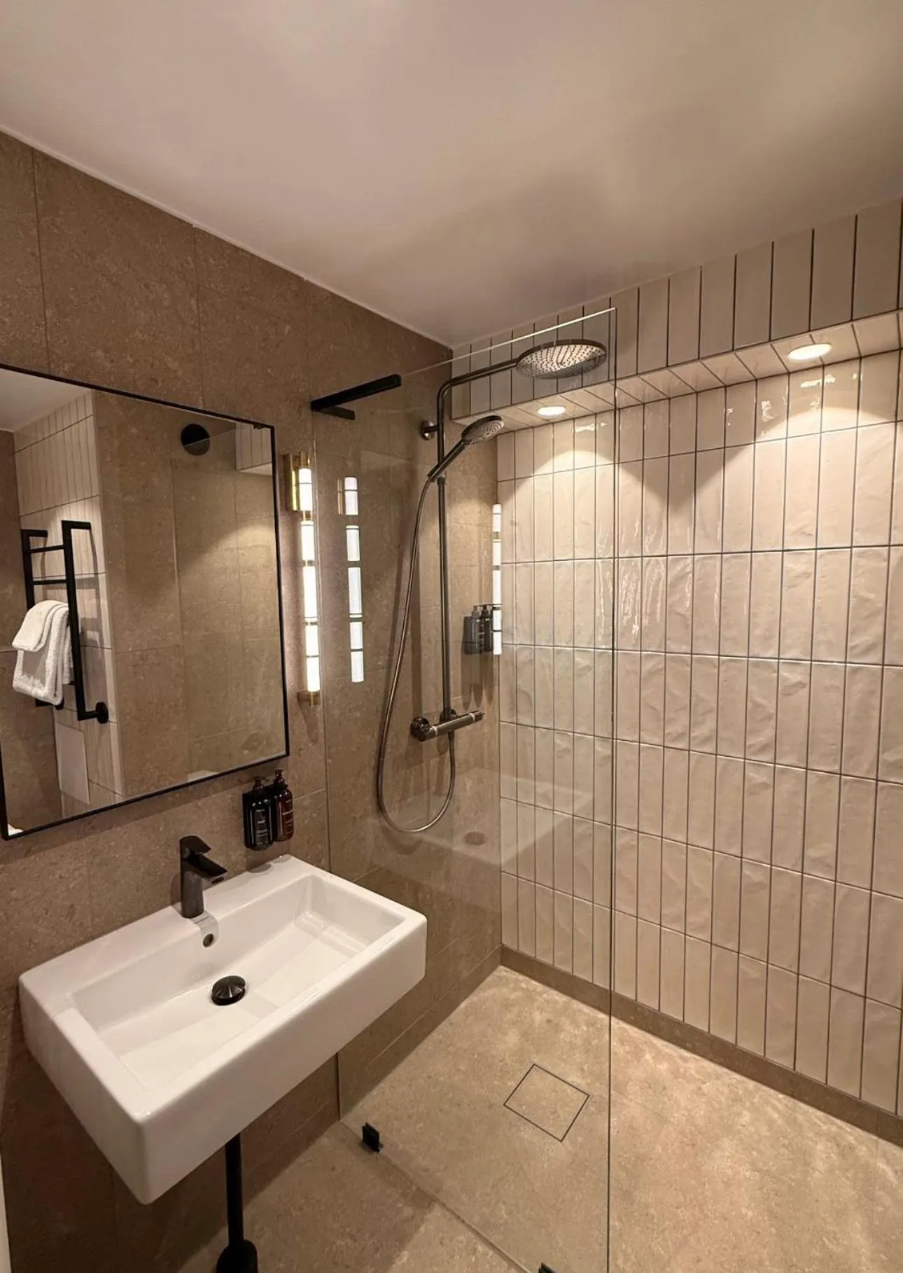 Shower in Home Hotel Tapto