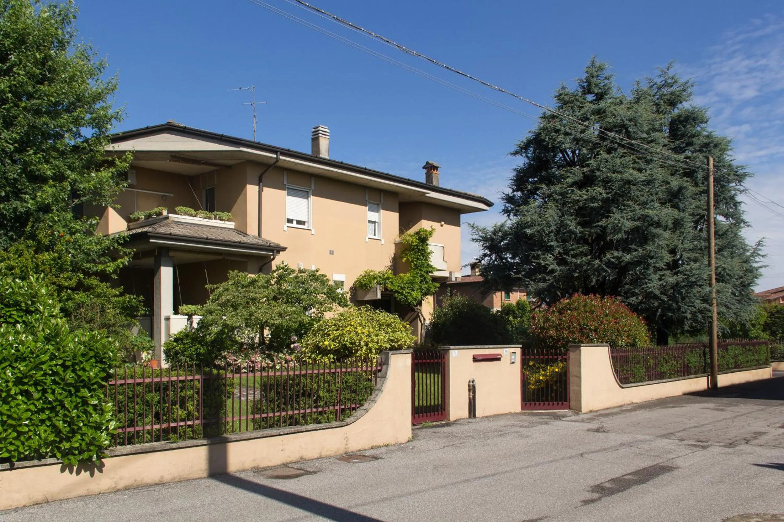 Property building in Il Giardino