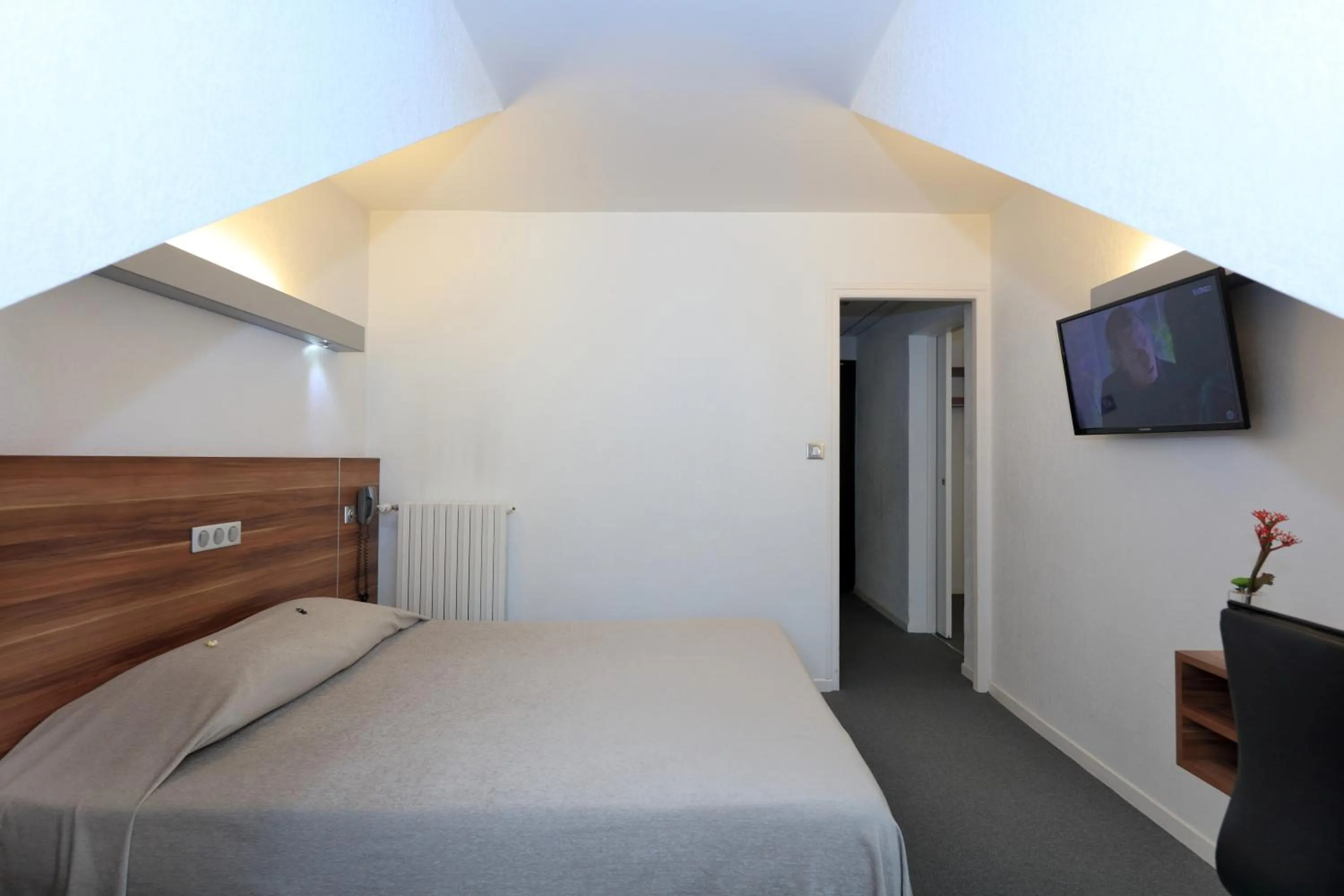 Bed in Logis Hôtel Restaurant L'Europe