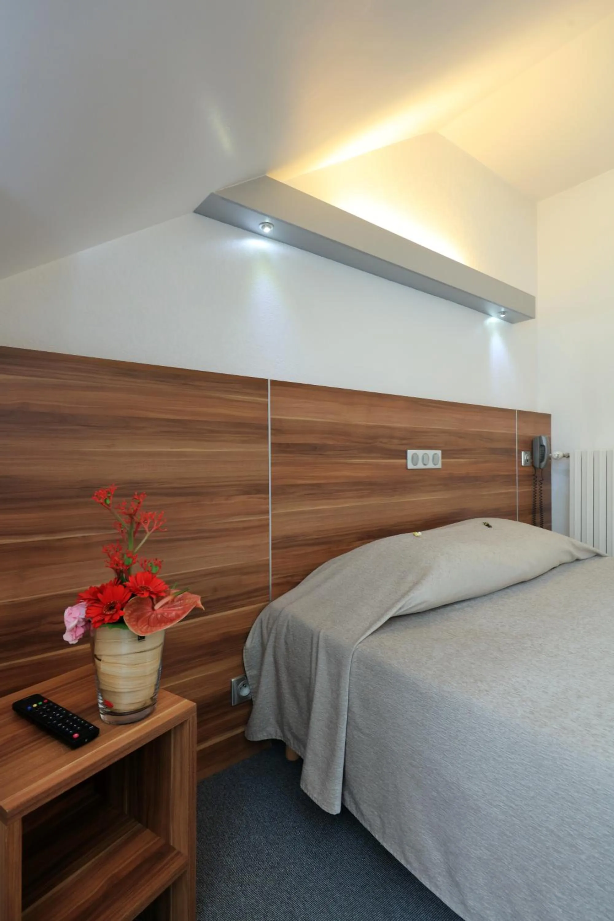 Bed in Logis Hôtel Restaurant L'Europe