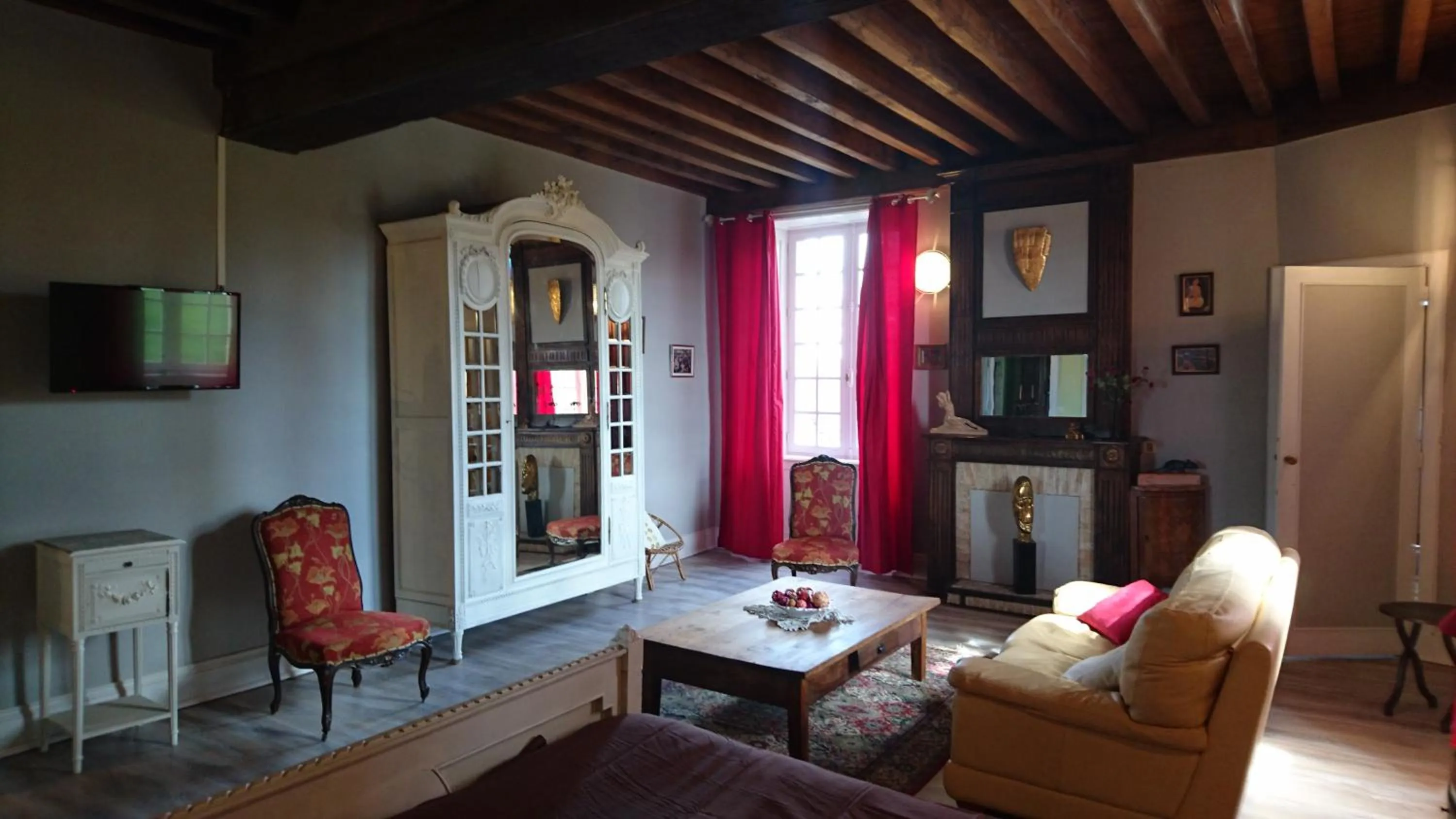 Photo of the whole room in Pierre Deluen Domaine de la Grange de Quaire