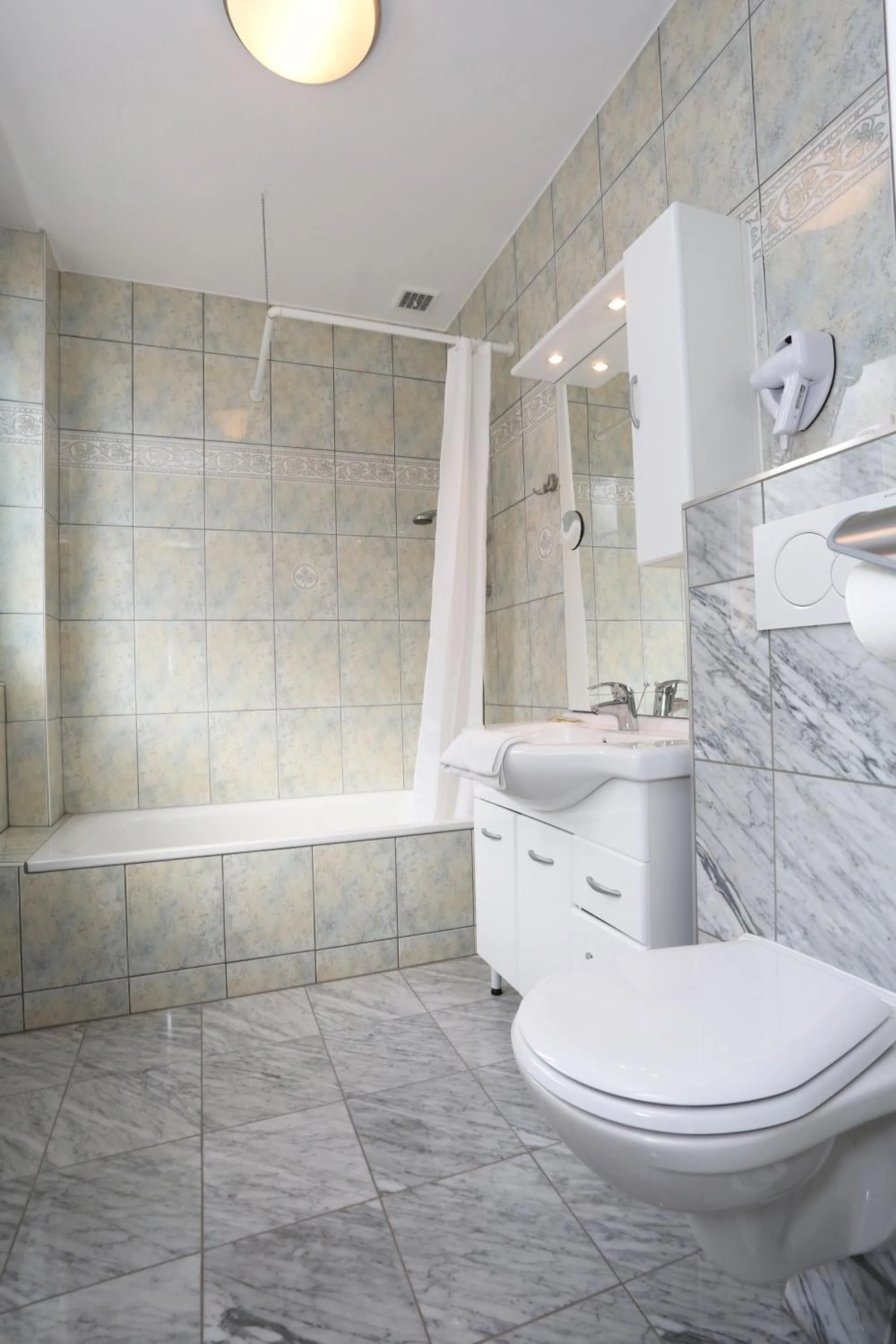 Bathroom in Hotel Berlioz EuroAirport Basel - Mulhouse - Freiburg