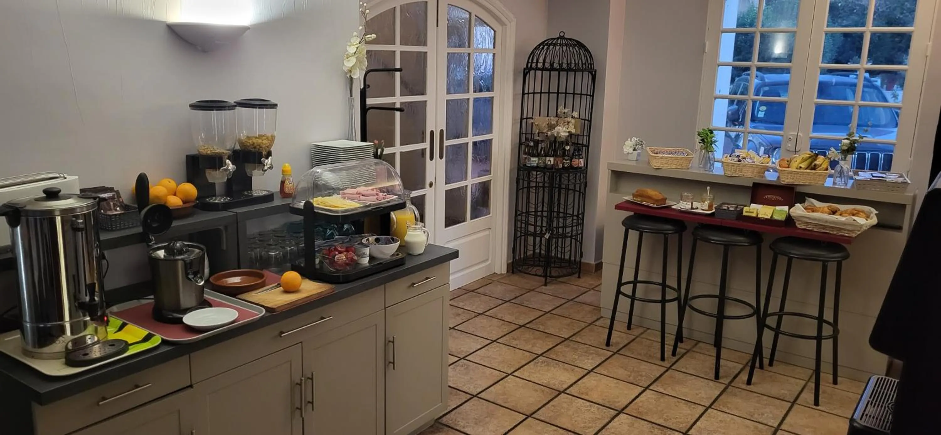 Breakfast in Logis Hôtel L'Arche de Noé