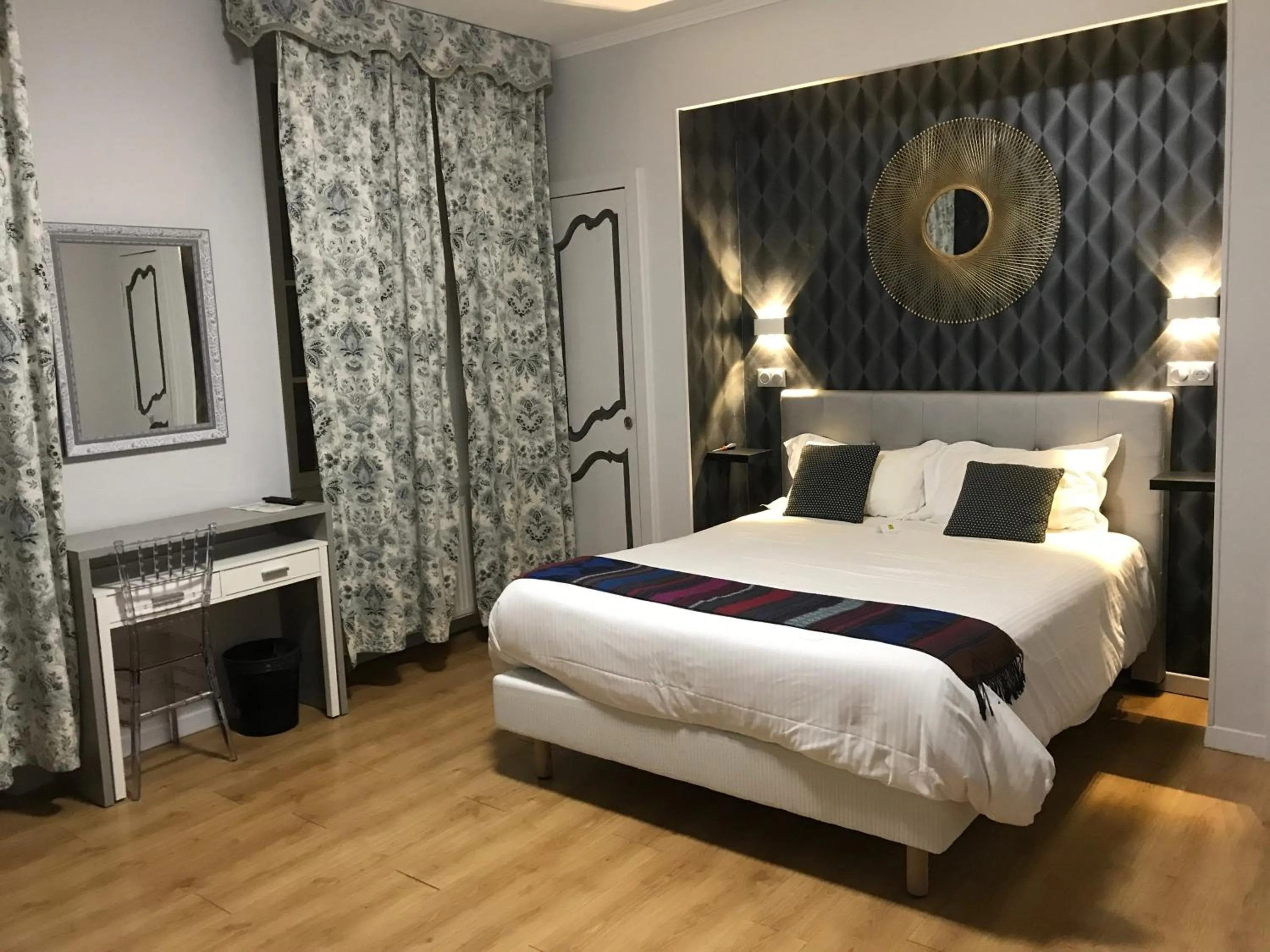 Photo of the whole room, Bed in Logis Hôtel L'Arche de Noé