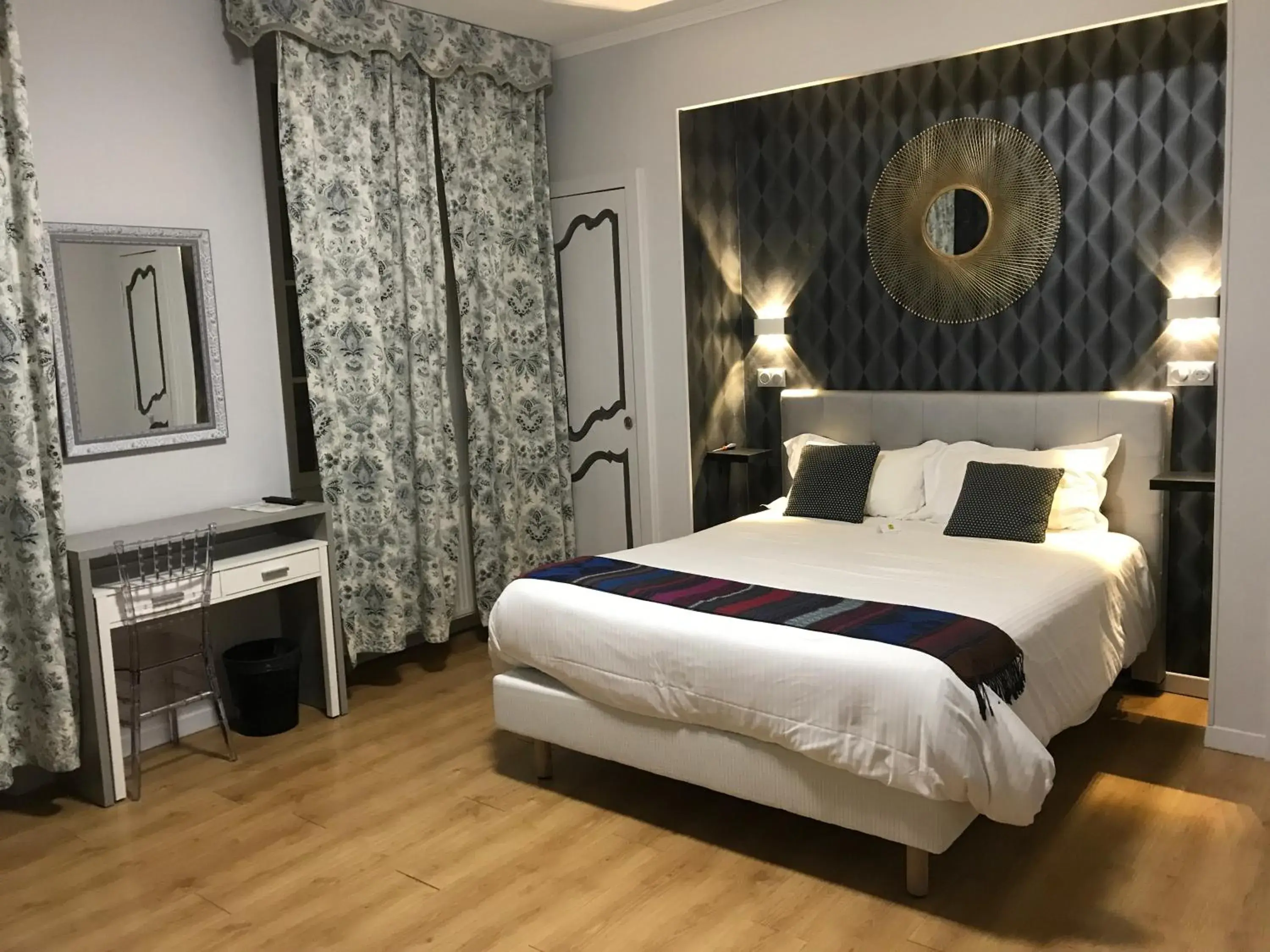 Photo of the whole room, Bed in Logis Hôtel L'Arche de Noé Photo of the whole room, Bed in Logis Hôtel L'Arche de Noé