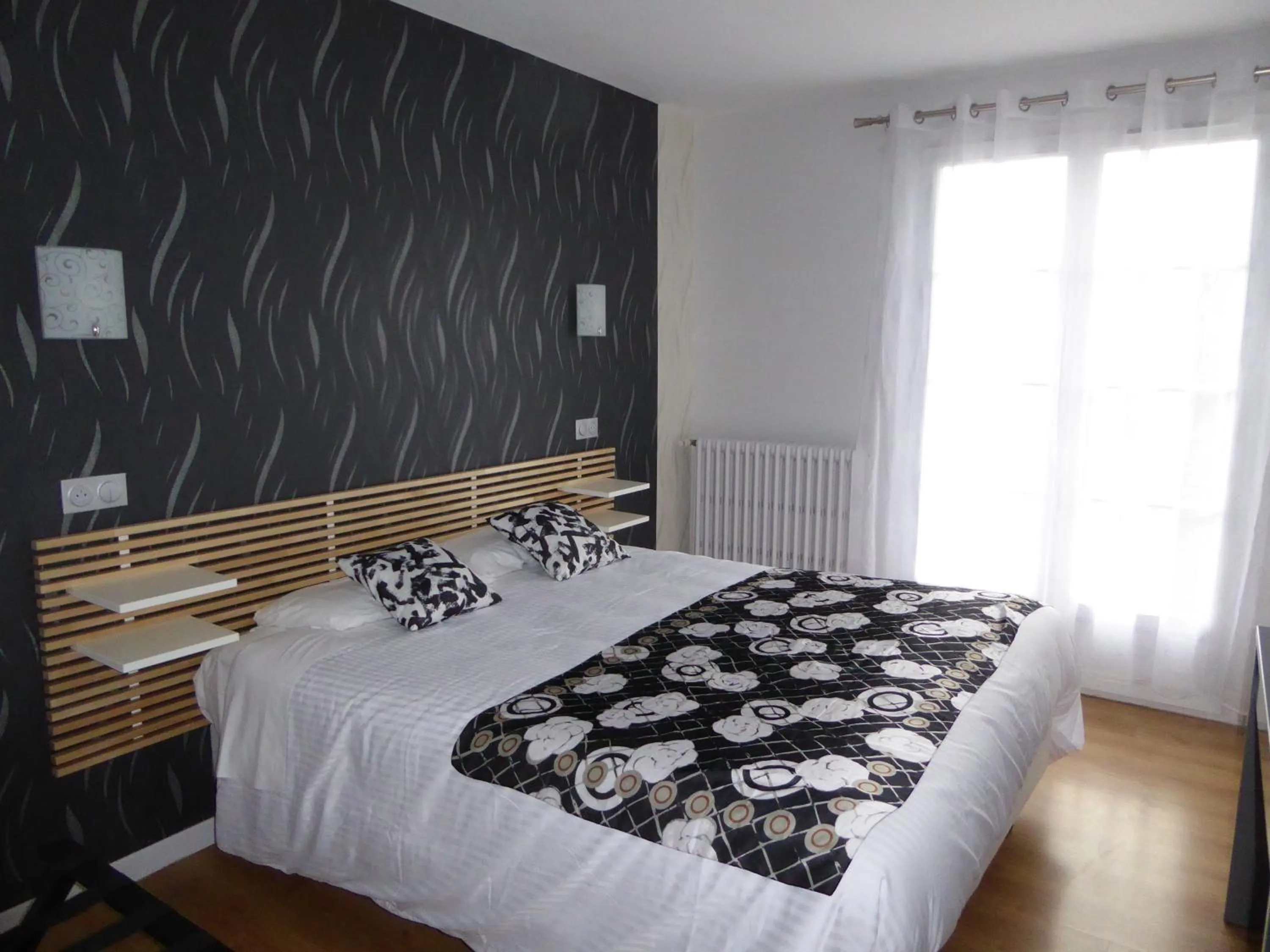 Bedroom, Bed in Logis Hôtel L'Arche de Noé