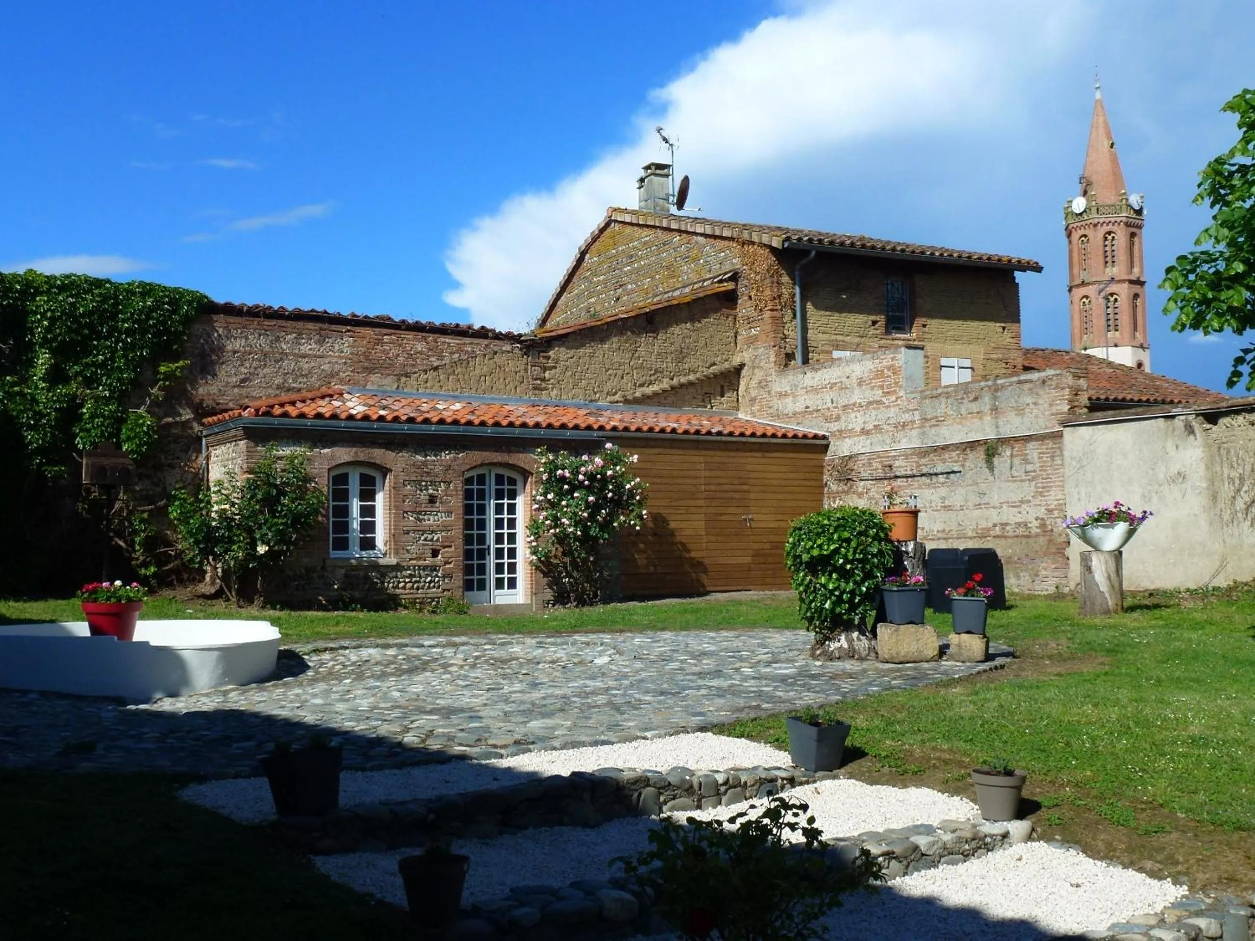Garden in Logis Hôtel L'Arche de Noé