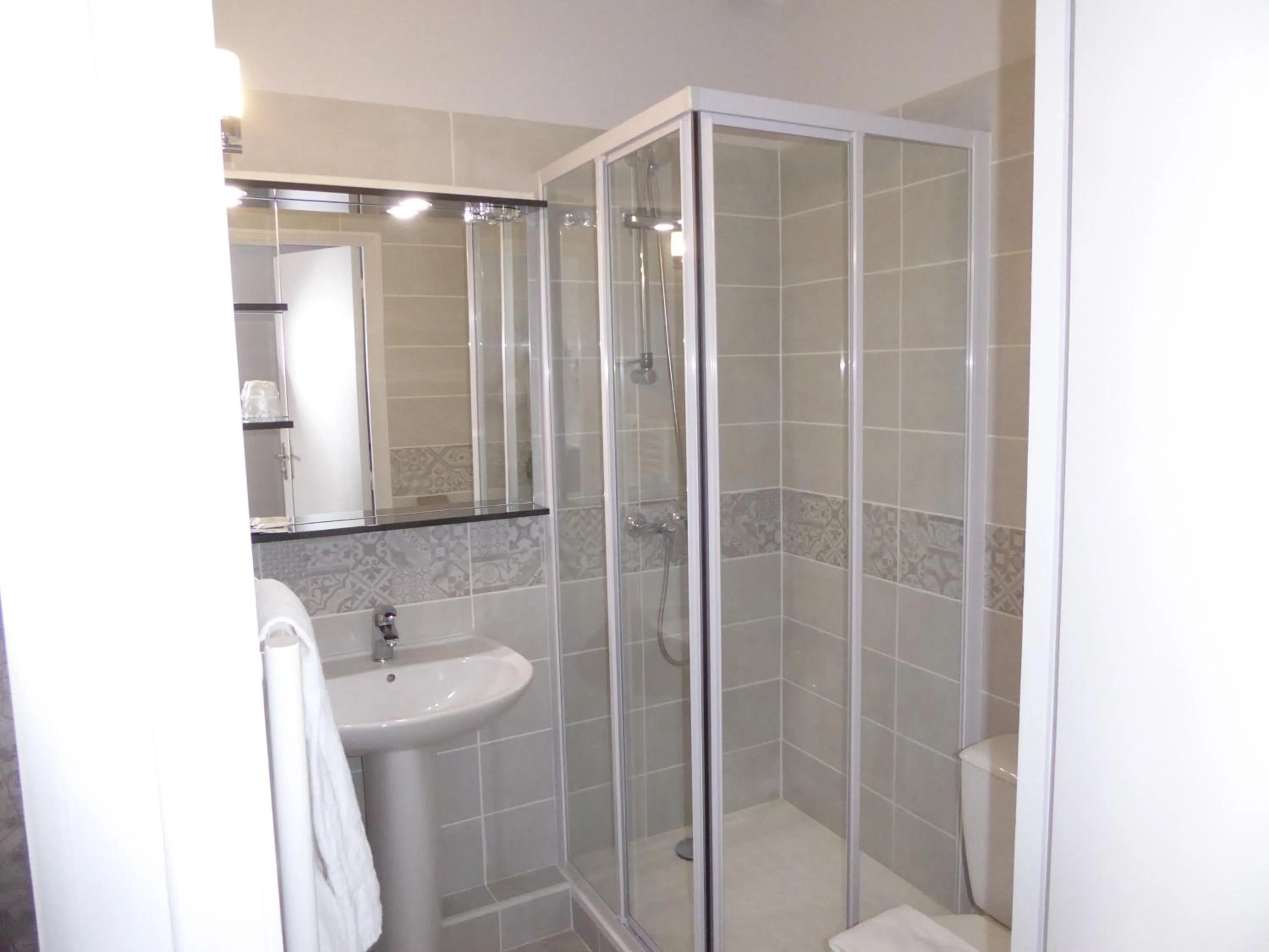 Shower in Logis Hôtel L'Arche de Noé