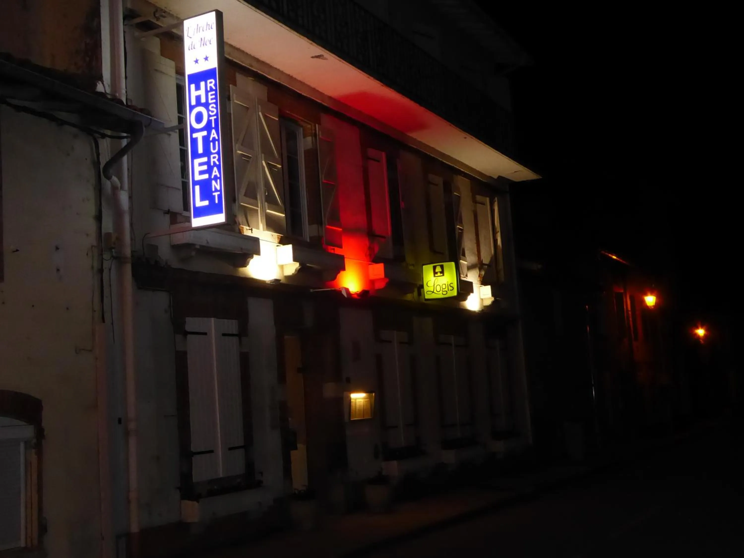 Facade/entrance in Logis Hôtel L'Arche de Noé