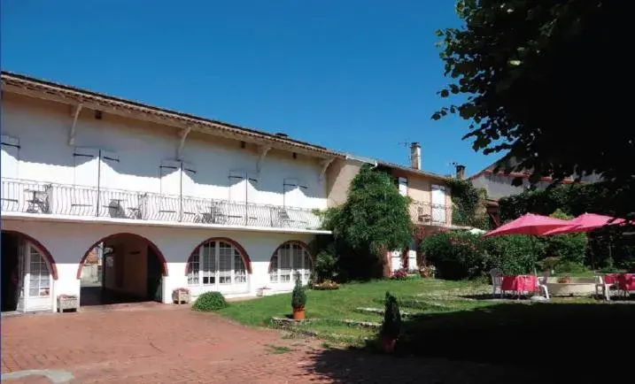 Property building in Logis Hôtel L'Arche de Noé Property building in Logis Hôtel L'Arche de Noé