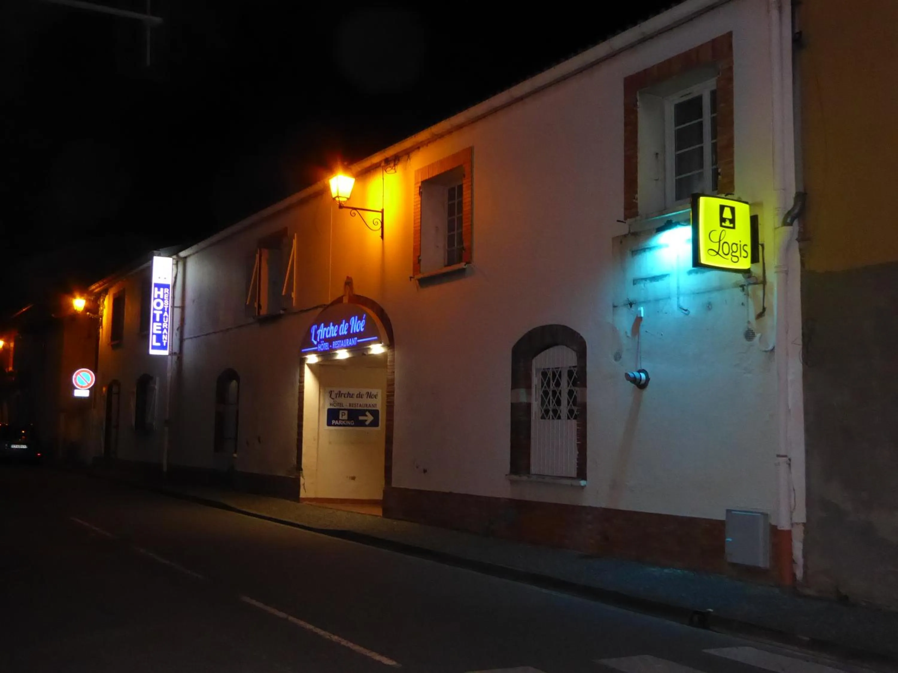 Facade/entrance in Logis Hôtel L'Arche de Noé