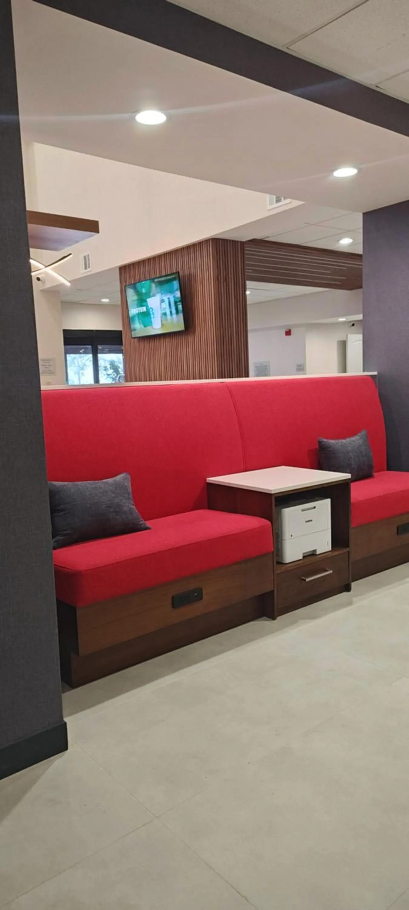 Communal lounge/ TV room in Hampton Inn & Suites Houston Rosenberg