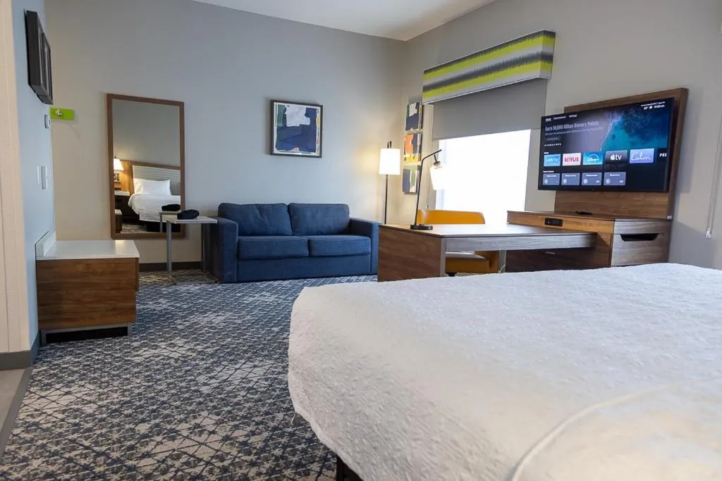 TV and multimedia, Bed in Hampton Inn & Suites Houston Rosenberg