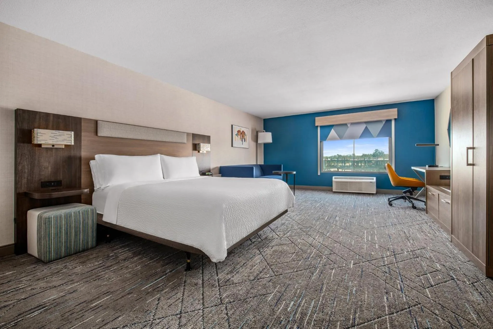 Photo of the whole room, Bed in Holiday Inn Express San Diego - Sorrento Valley by IHG
