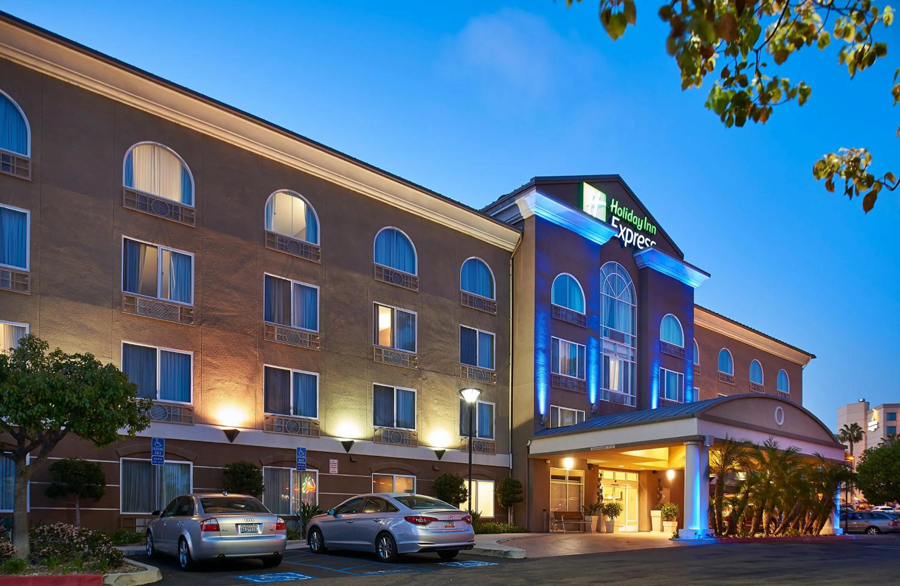 Property building in Holiday Inn Express San Diego - Sorrento Valley by IHG