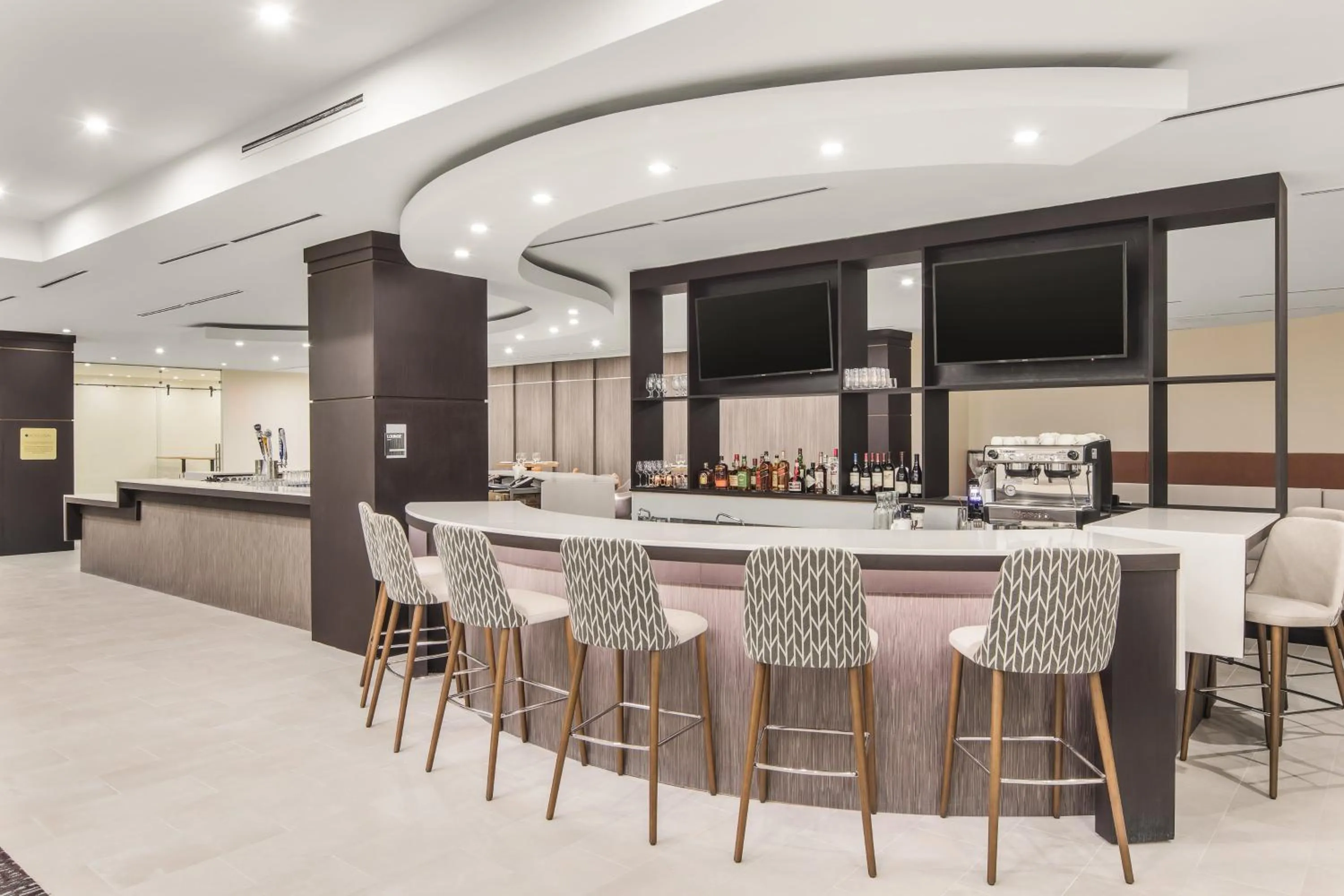 Lounge or bar in Crowne Plaza Orlando - Lake Buena Vista by IHG