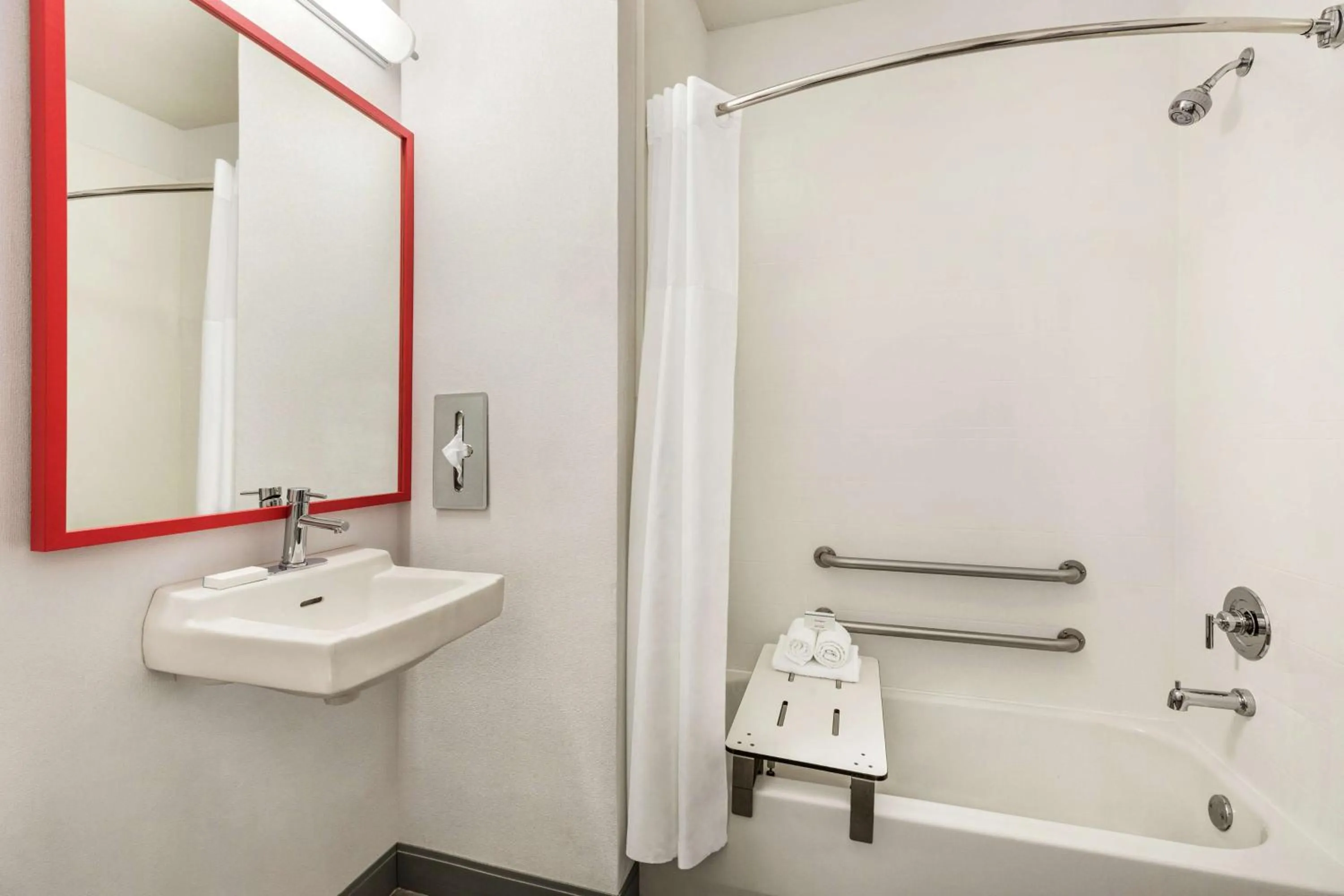 Bathroom in Hampton Inn Kansas City Blue Springs