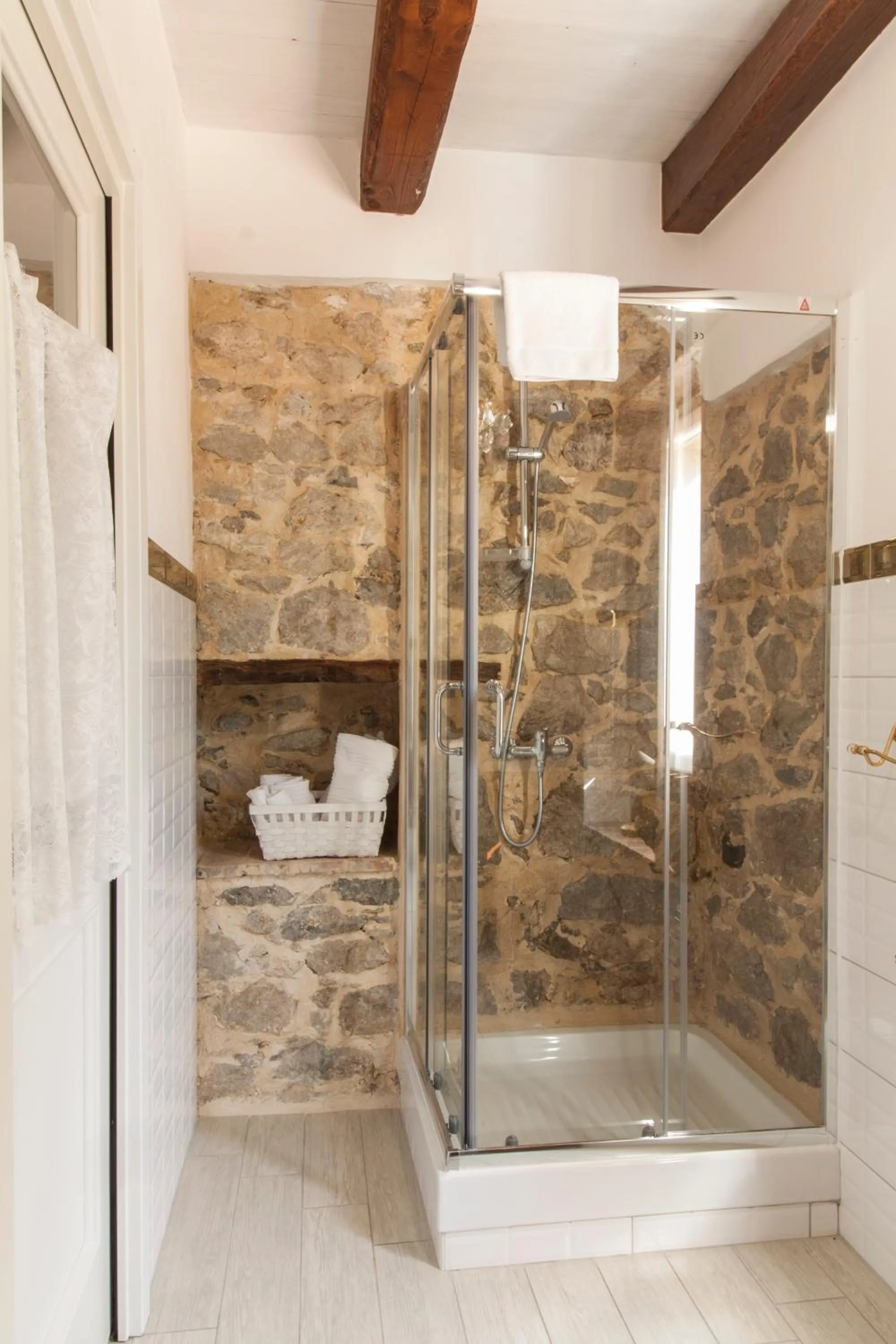 Shower in Aia Antica