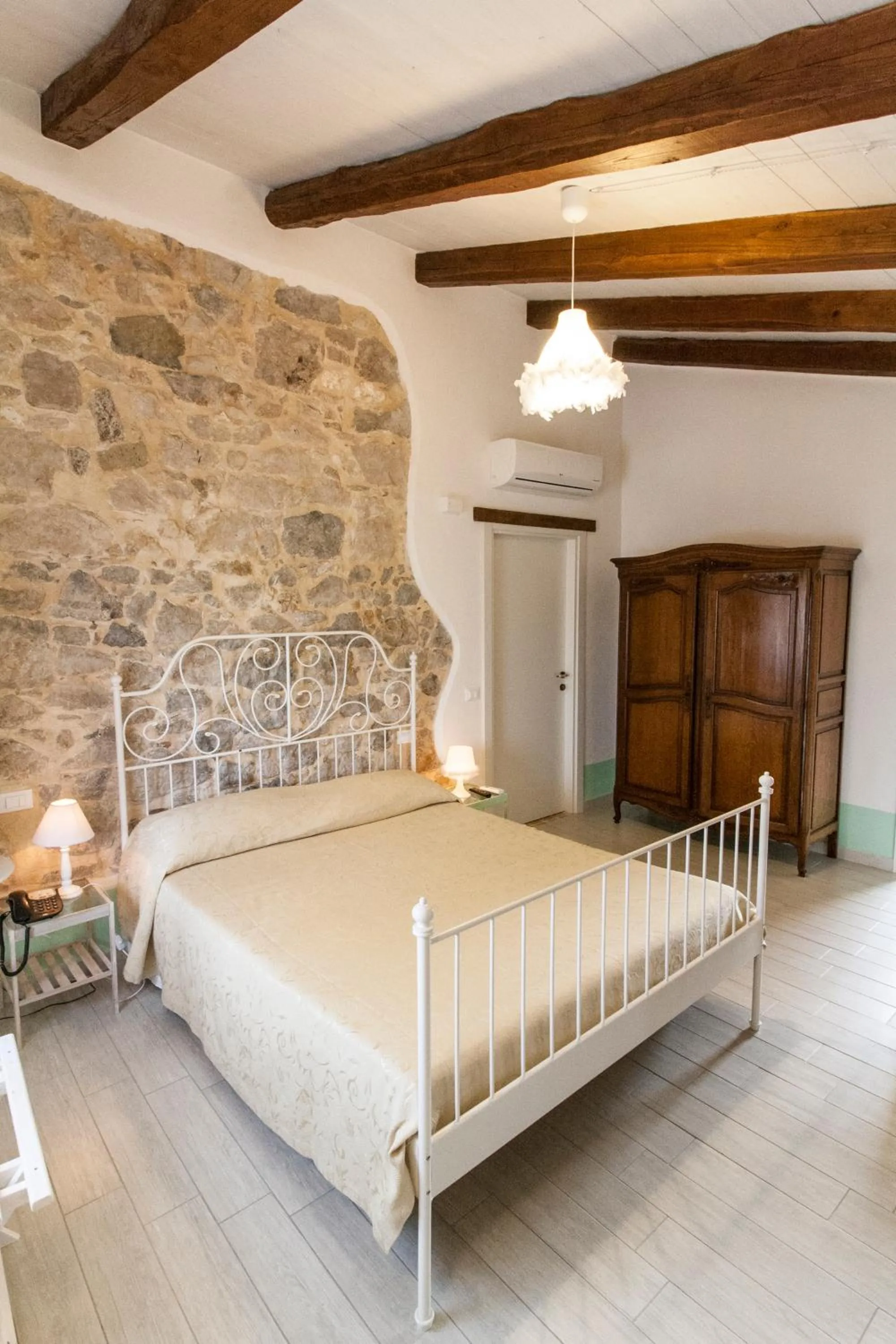 Bed in Aia Antica